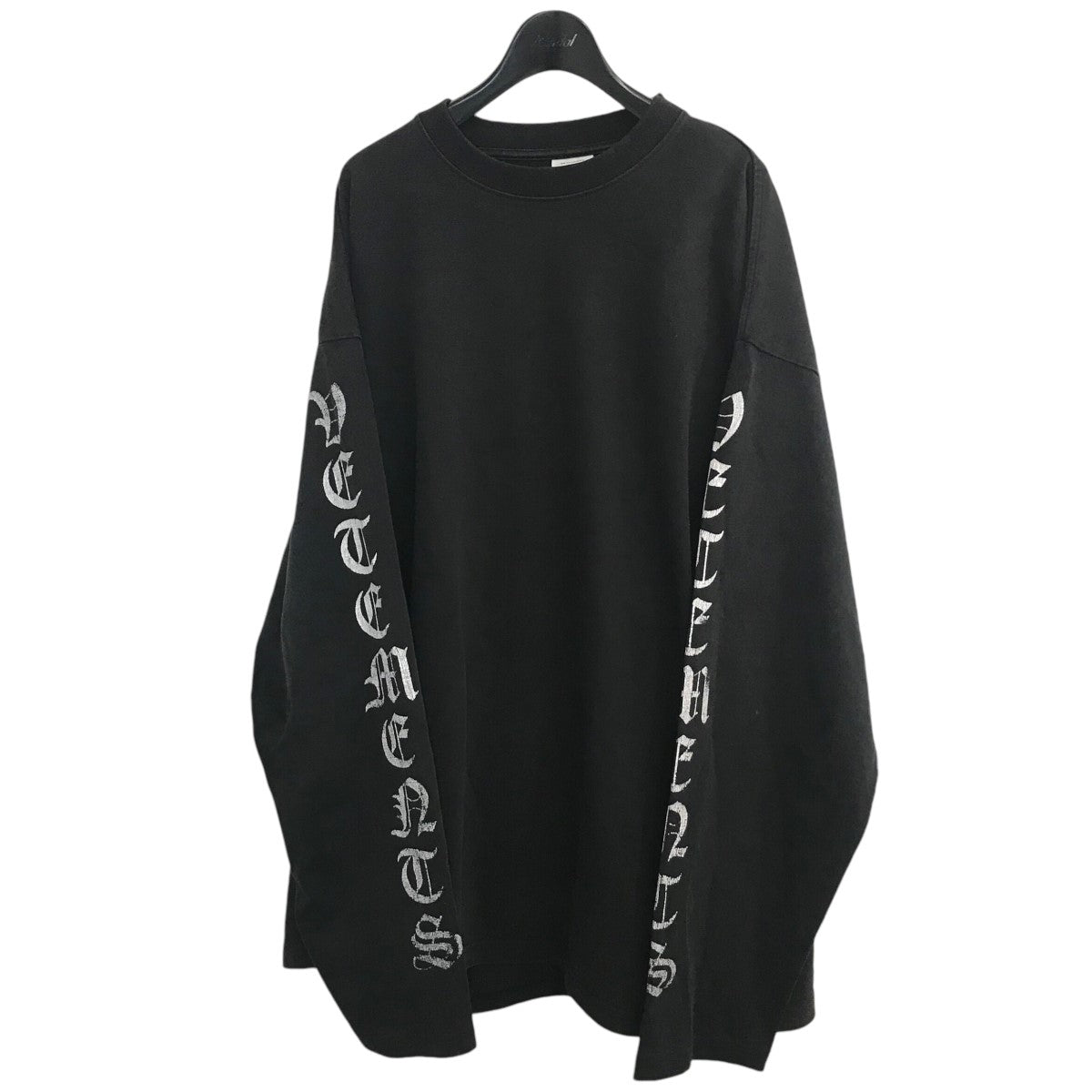 VETEMENTS(ヴェトモン) 20AW「Gothic Font Longsleeve Tee」袖プリントロングスリーブTシャツUAH21TR526  UAH21TR526 ブラック サイズ L｜【公式】カインドオルオンライン ブランド古着・中古通販【kindal】