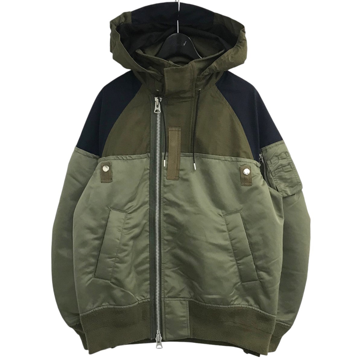 sacai(サカイ) 「Nylon Twill Outdoor Blouson」MA-1ドッキングフーデッドジャケット21 02533M 21  02533M カーキ×ネイビー サイズ 1｜【公式】カインドオルオンライン ブランド古着・中古通販【kindal】