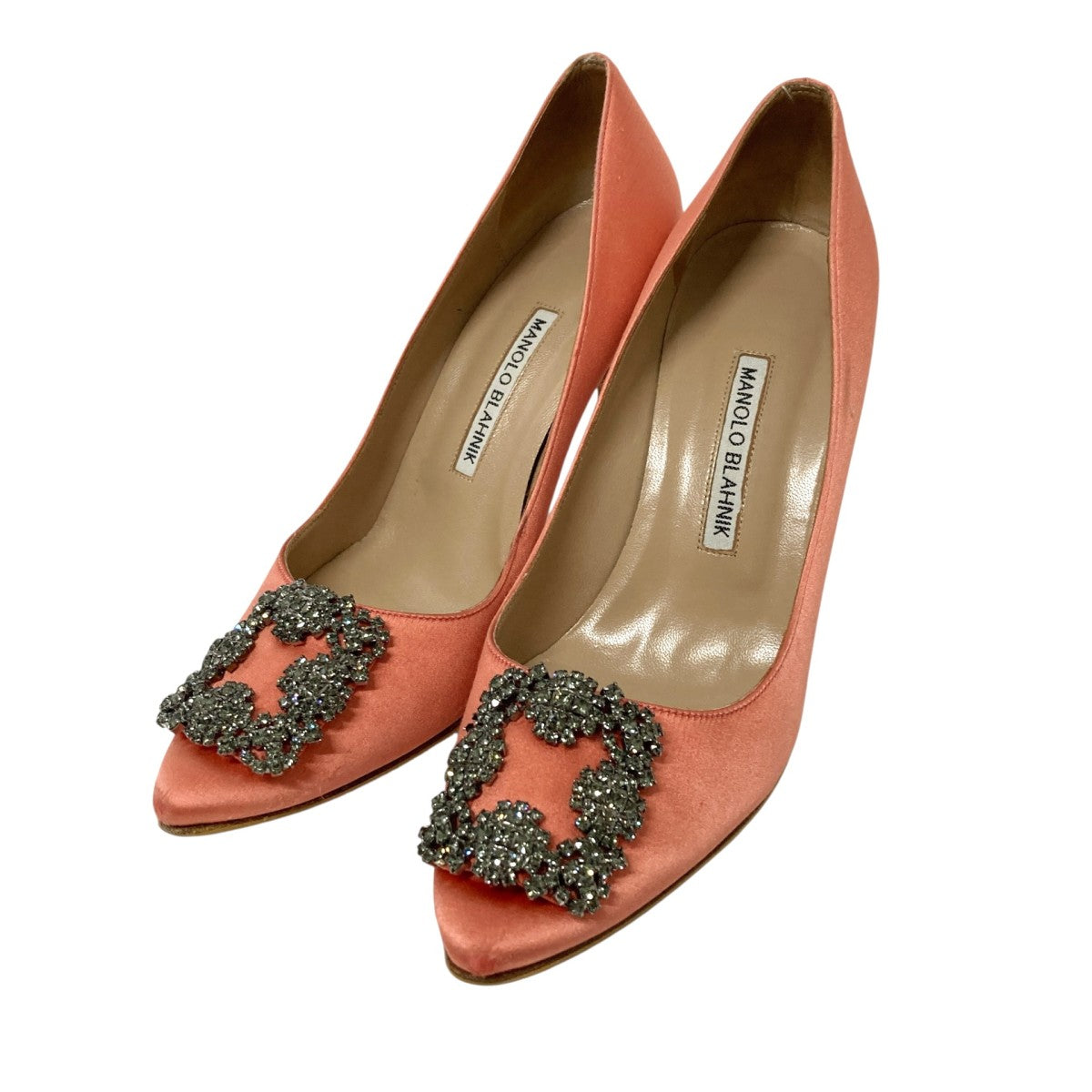 Manolo Blahnik(マノロブラニク) ハンギシ サテンパンプス サーモン