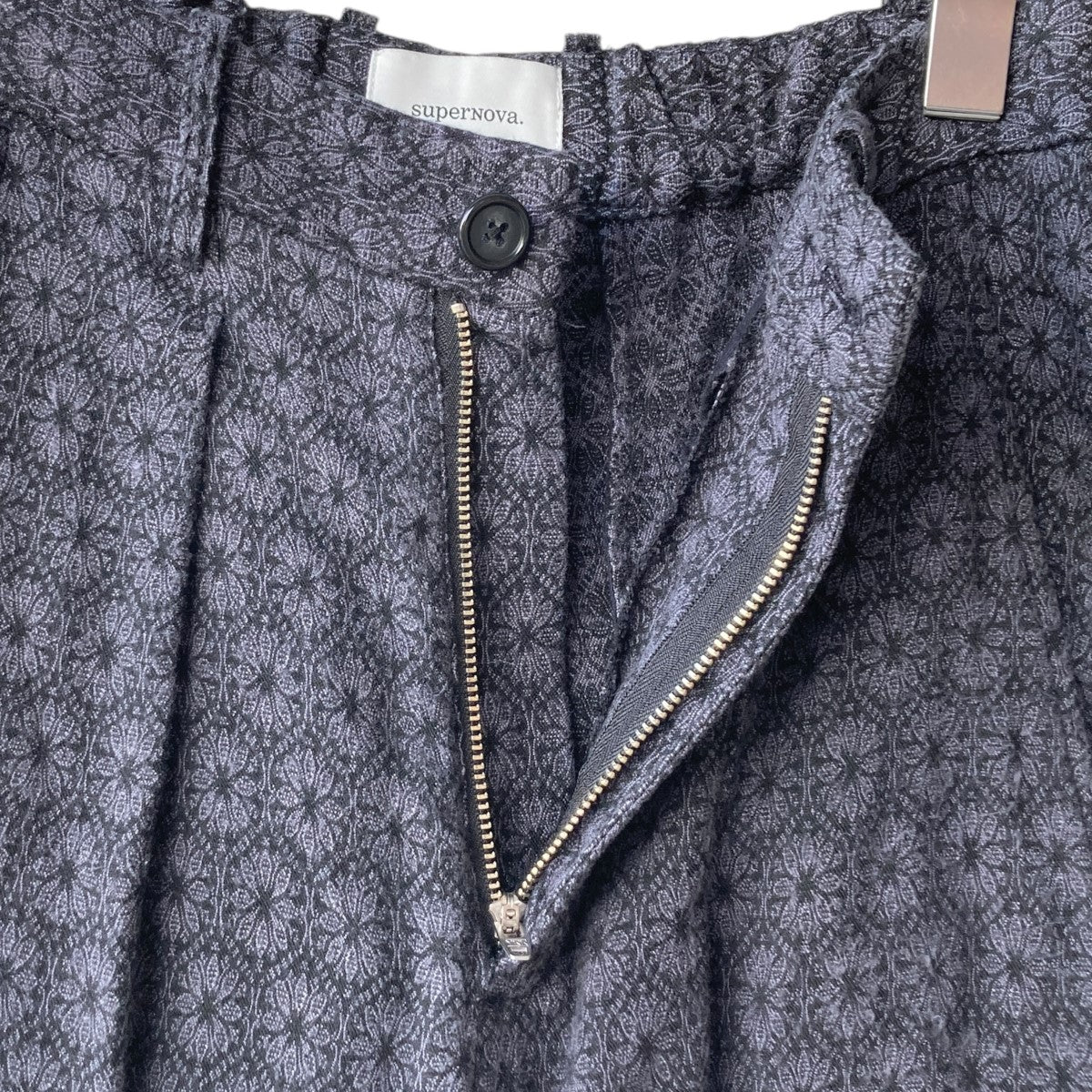 スーパーノヴァのEX.Straight Utility trouser 総柄 イージーパンツです。 supernova. ボトムス 古着・中古アイテム