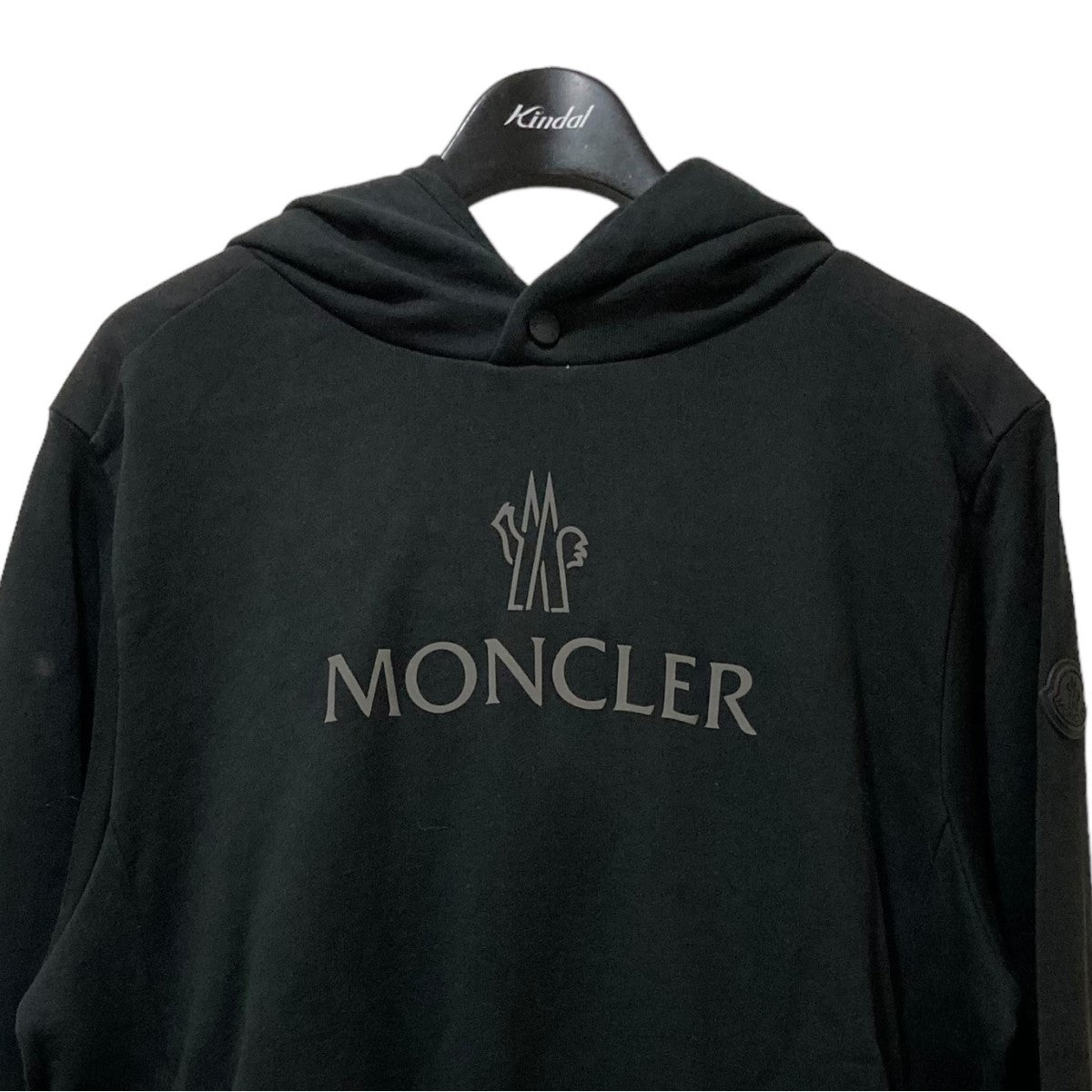 モンクレールのLogo Printed Buttoned Hoodie ロゴプリントフーデッドパーカー 8G00018809KRです。 MONCLER トップス 古着・中古アイテム