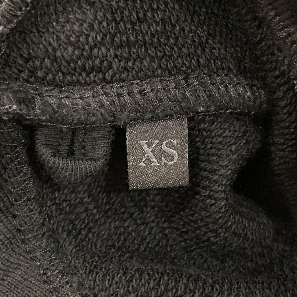 モンクレールのLogo Printed Buttoned Hoodie ロゴプリントフーデッドパーカー 8G00018809KRです。 MONCLER トップス 古着・中古アイテム