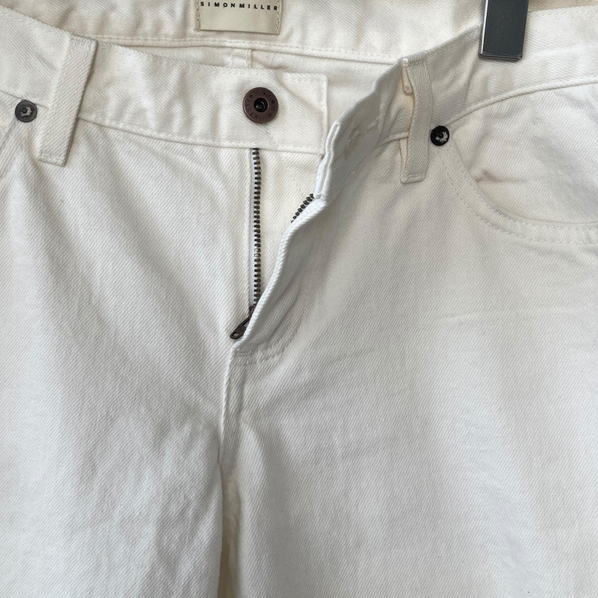 サイモンミラーのカットオフ デニムパンツです。 Simon Miller ボトムス 古着・中古アイテム