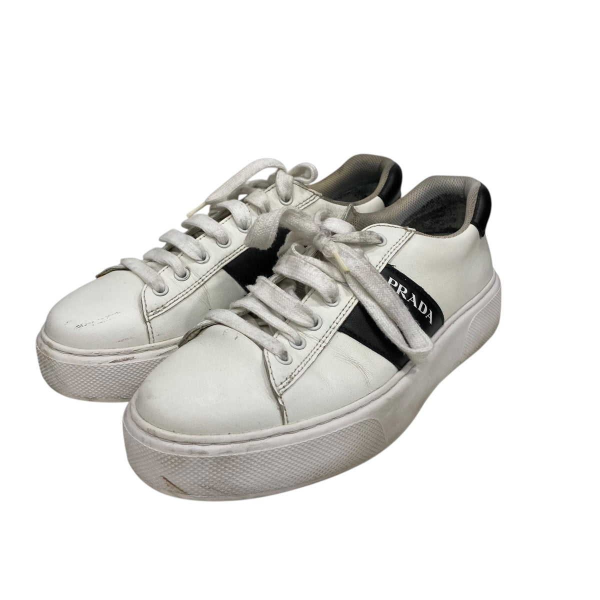 PRADA スニーカー 靴 PRADA (プラダ) パテントレザー メタルロゴ ダウンタウン ローカット