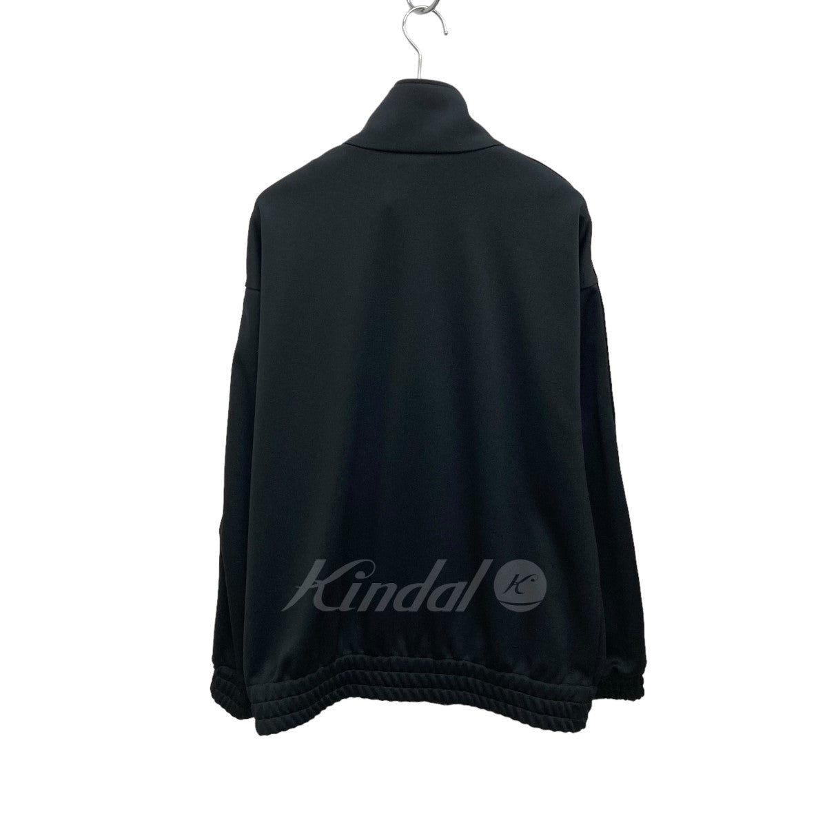 セリーヌのReversible Athletic Sweatshirt in Jersey トラックジャケット 2Y4901210です。 シンプルながらも洗練されたデザインです。 胸元に施された刺繍や、トリオンフタッセル付きのジッパーなど、さりげないポイントが目を惹く一着です。 CELINE アウター 古着・中古アイテム