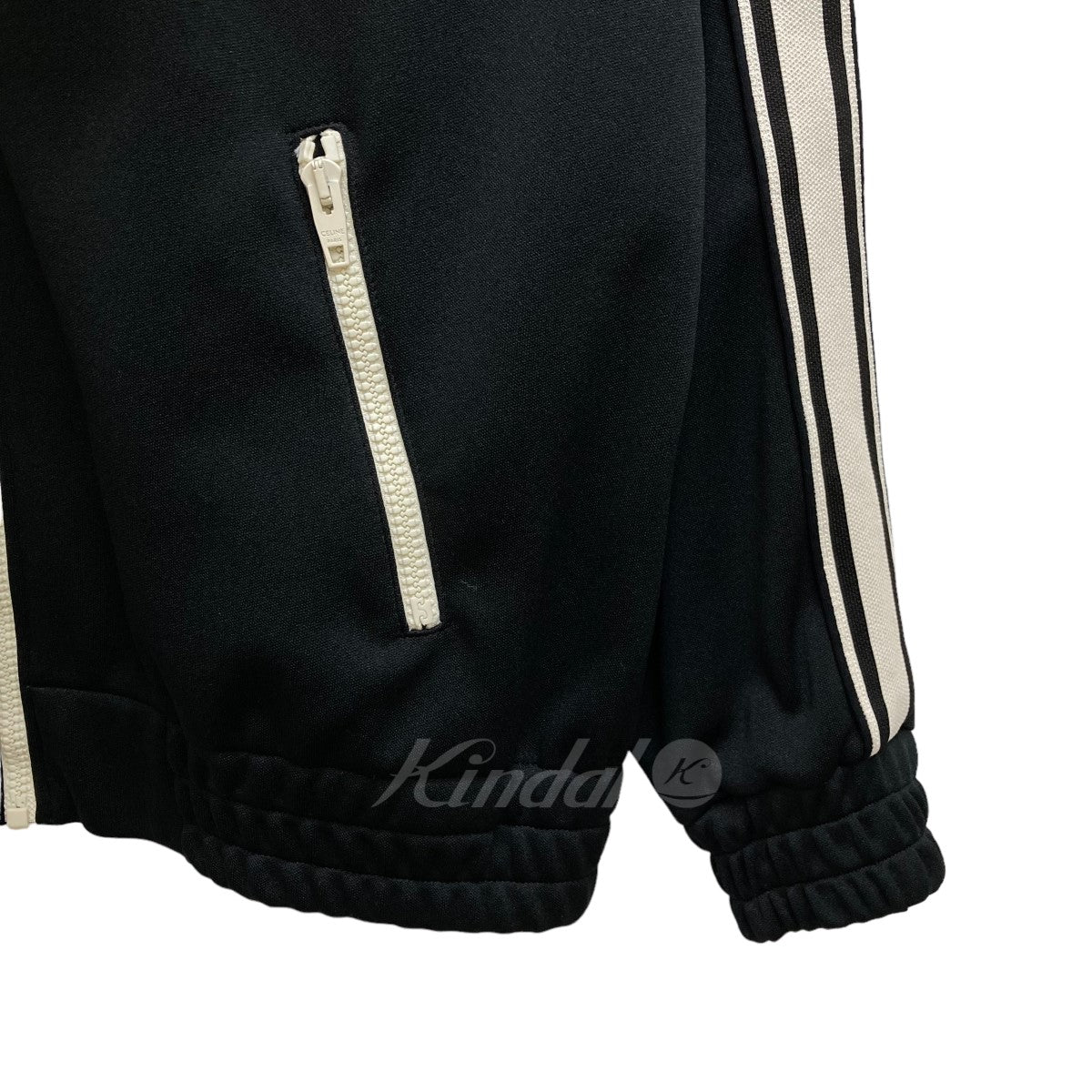 セリーヌのReversible Athletic Sweatshirt in Jersey トラックジャケット 2Y4901210です。 シンプルながらも洗練されたデザインです。 胸元に施された刺繍や、トリオンフタッセル付きのジッパーなど、さりげないポイントが目を惹く一着です。 CELINE アウター 古着・中古アイテム