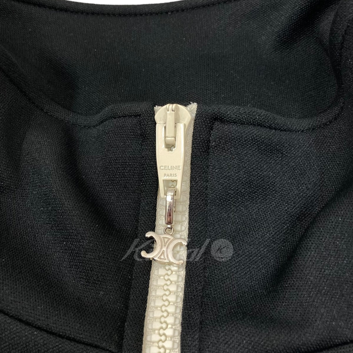 セリーヌのReversible Athletic Sweatshirt in Jersey トラックジャケット 2Y4901210です。 シンプルながらも洗練されたデザインです。 胸元に施された刺繍や、トリオンフタッセル付きのジッパーなど、さりげないポイントが目を惹く一着です。 CELINE アウター 古着・中古アイテム
