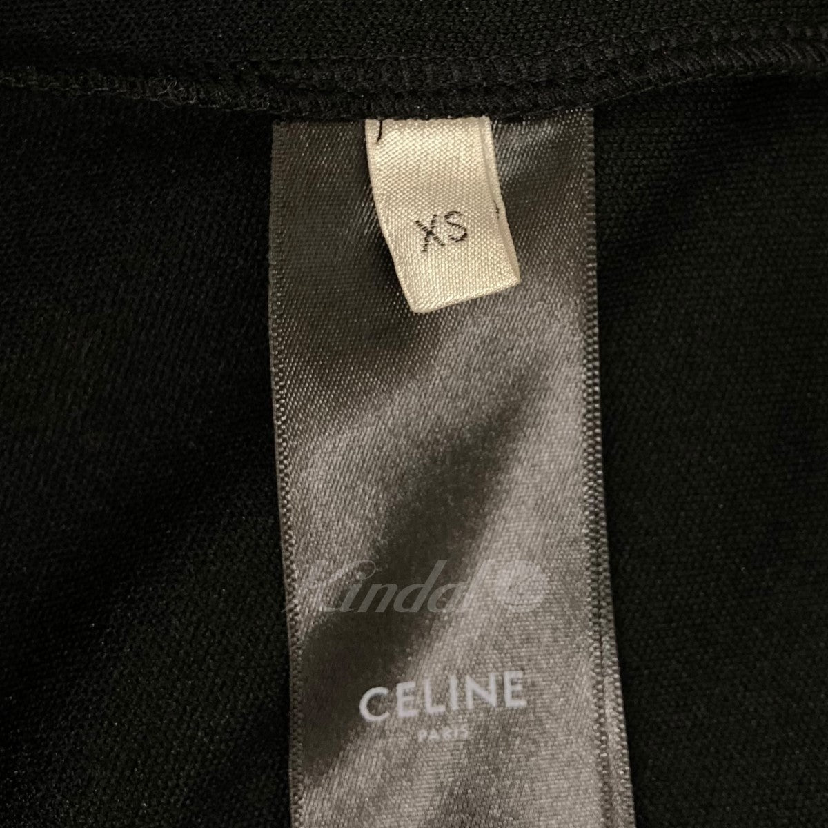 セリーヌのReversible Athletic Sweatshirt in Jersey トラックジャケット 2Y4901210です。 シンプルながらも洗練されたデザインです。 胸元に施された刺繍や、トリオンフタッセル付きのジッパーなど、さりげないポイントが目を惹く一着です。 CELINE アウター 古着・中古アイテム