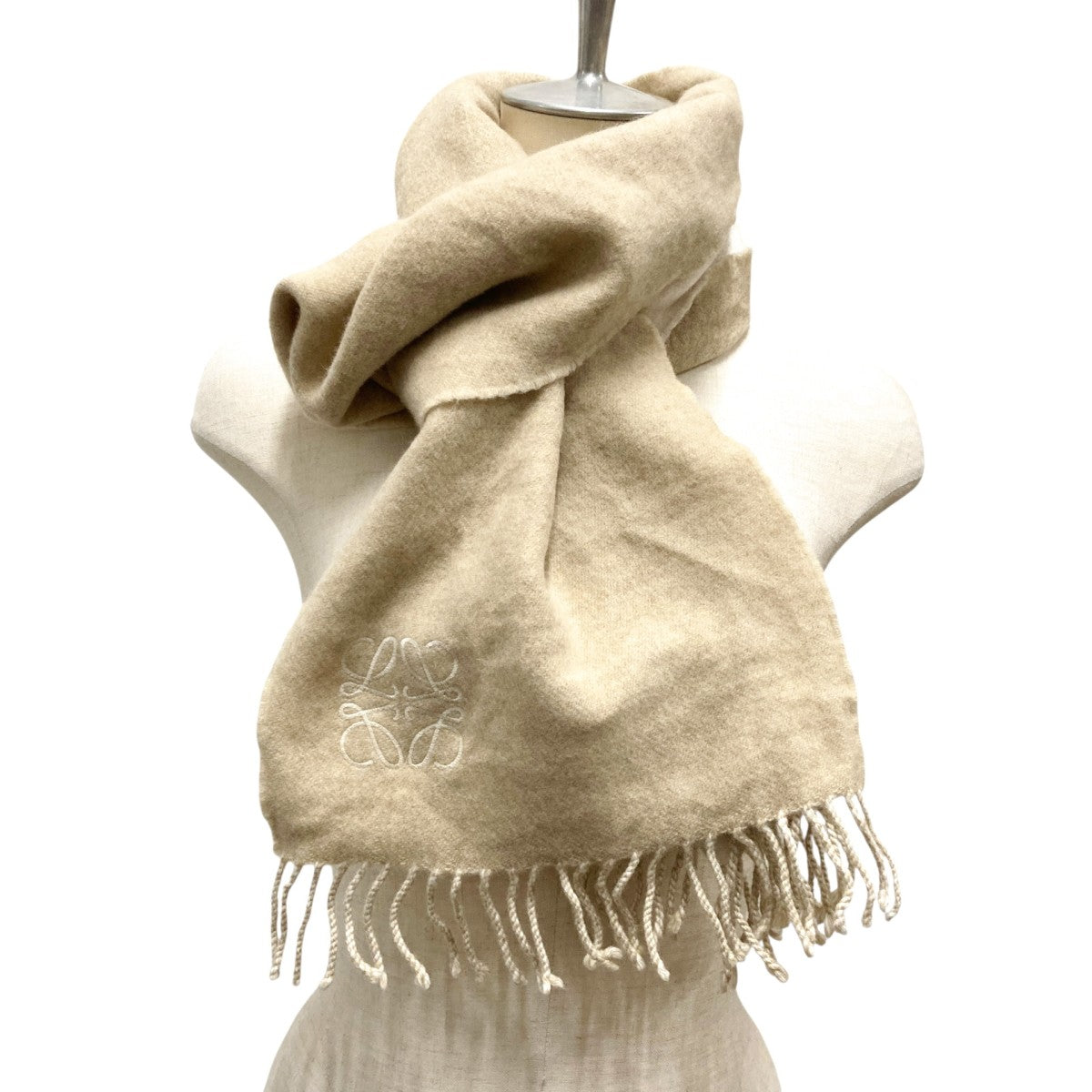 LOEWE(ロエベ) アナグラム刺繍フリンジマフラー ベージュ｜【公式