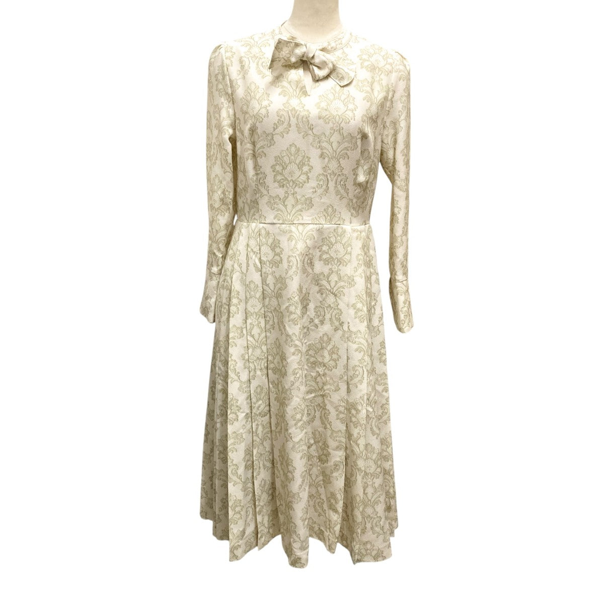 CELFORD(セルフォード) オーナメント柄 ボウタイプリーツワンピース総