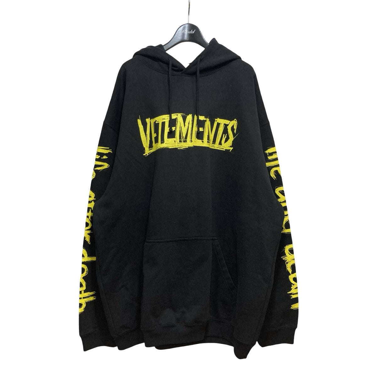 VETEMENTS(ヴェトモン) ワールドツアーフーディー プルオーバーパーカーUAH21TR632 UAH21TR632 ブラック サイズ  M｜【公式】カインドオルオンライン ブランド古着・中古通販【kindal】