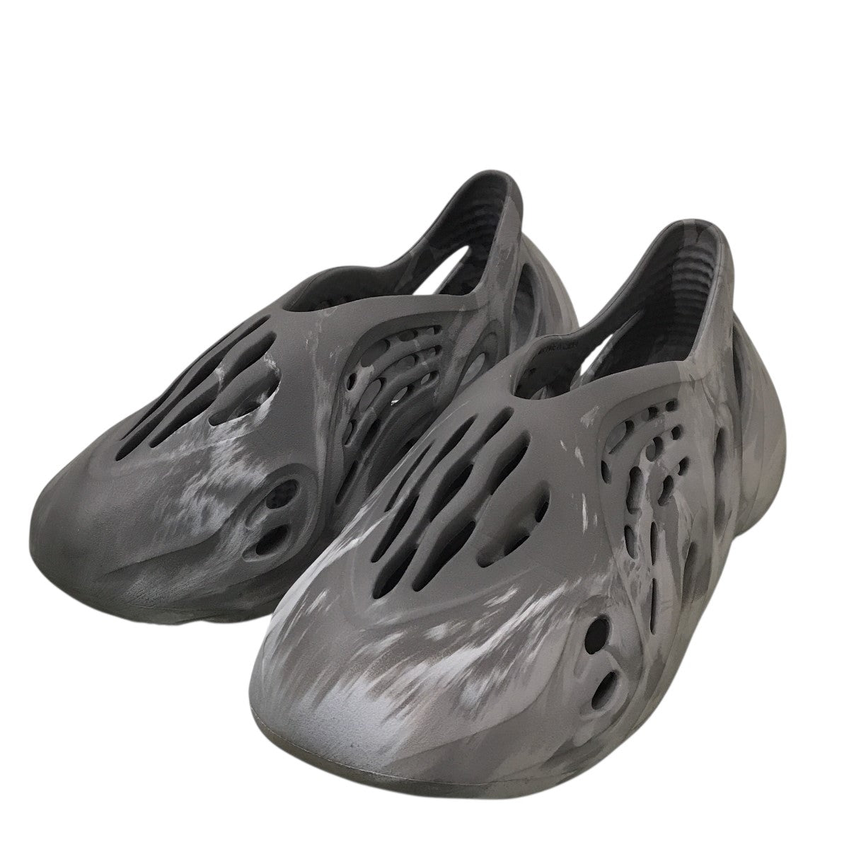 藤*悟様 adidas YZY FOAM RNR サンダル 11 US 黒 アディダス YZY FOAM RNR ADULTS - ブラック | アディダス ジャパン