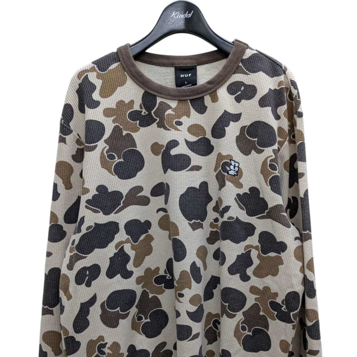 HUF SHRADER CAMO L S THERMAL -DUCK CAMO カモ柄ロゴ刺しゅうサーマル長袖カットソ 古着・中古-2枚目のアイテム画像