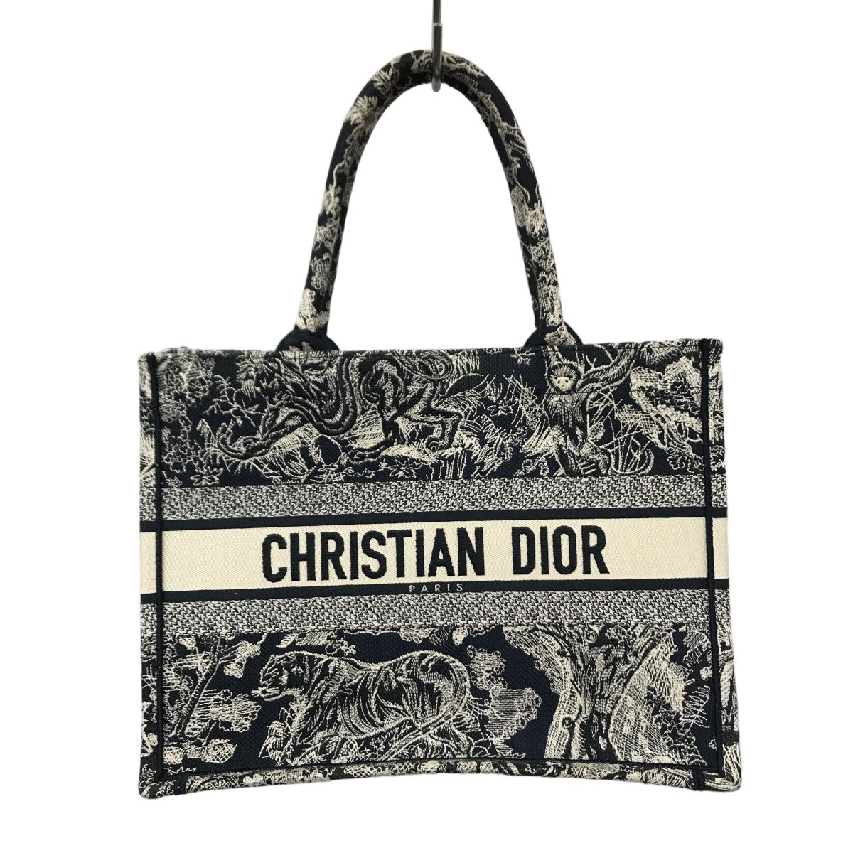 Christian Dior(クリスチャンディオール) ブックトートミディアム リバース トワル ドゥ ジュイ エンブロイダリートートバッグM1296ZRGO  M35I M1296ZRGO M35I 50-MA-1211 ネイビー×ホワイト｜【公式】カインドオルオンライン ブランド古着・中古通販【kindal】