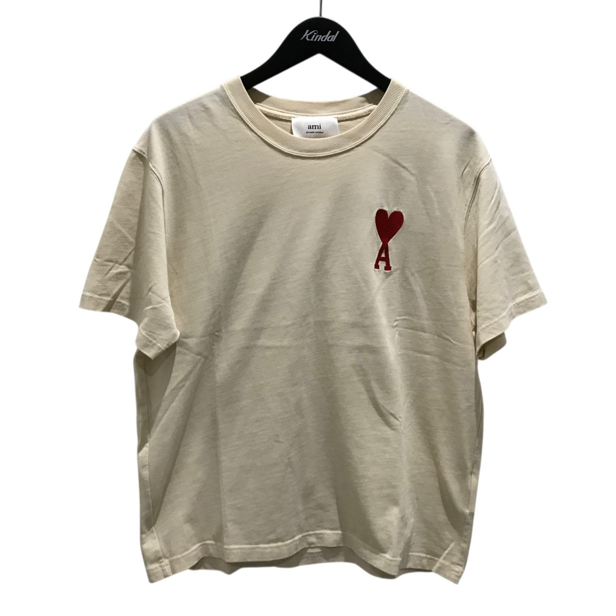 ami クリーム色 ハートロゴ Tシャツ アミ“淡いピンクカラー”で彩るハートロゴ入りTシャツやバッグ