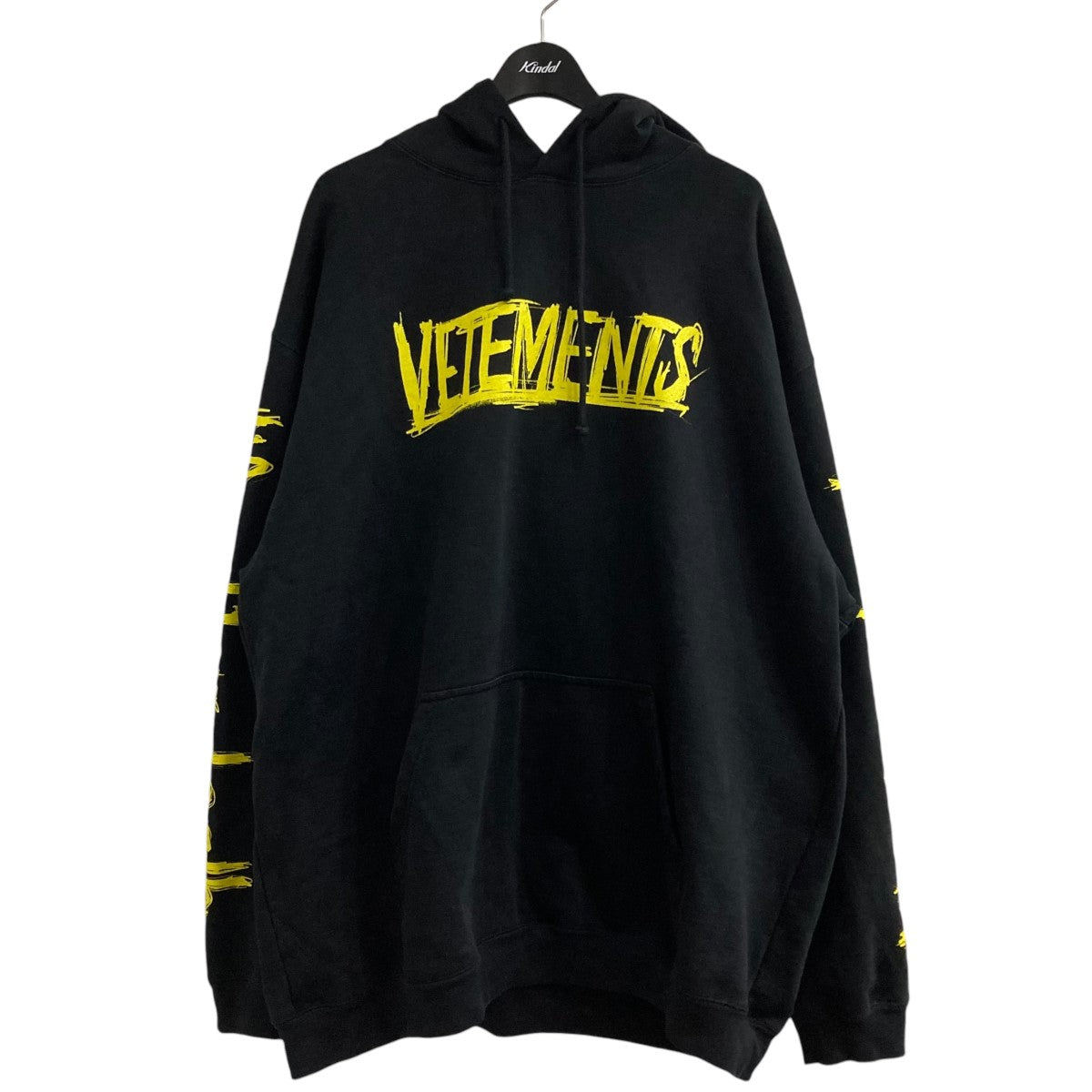 VETEMENTS(ヴェトモン) 20AWWorld Tour HoodieロゴプリントパーカーUAH21TR632 UAH21TR632 ブラック  サイズ L｜【公式】カインドオルオンライン ブランド古着・中古通販【kindal】