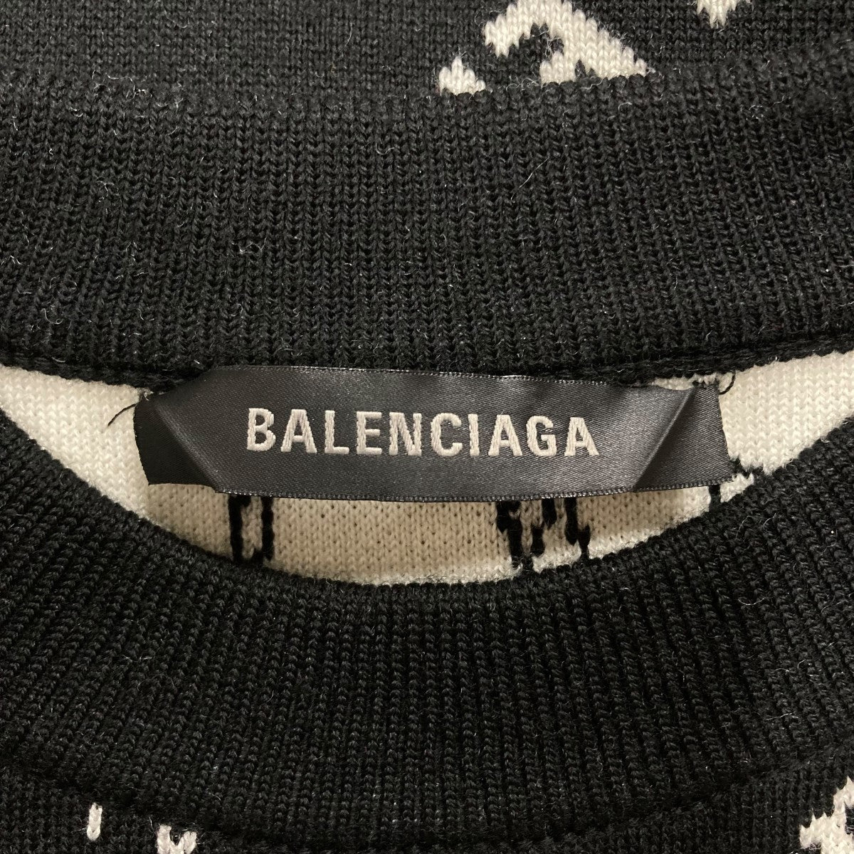 ロゴ総柄ニット