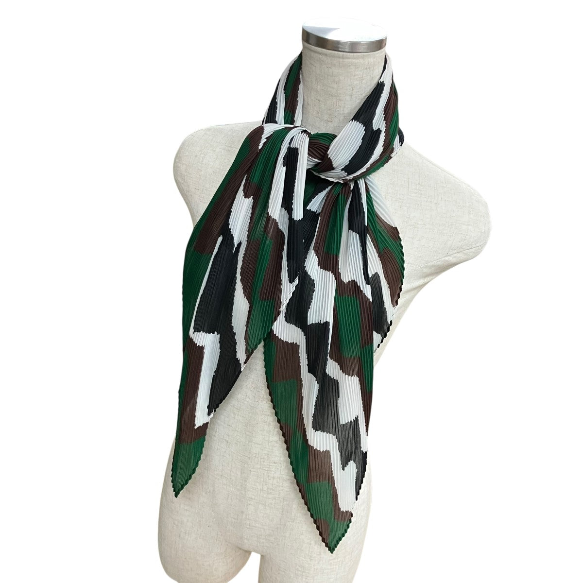 me ISSEY MIYAKE(ミーイッセイミヤケ) プリーツ グラフィックスカーフ