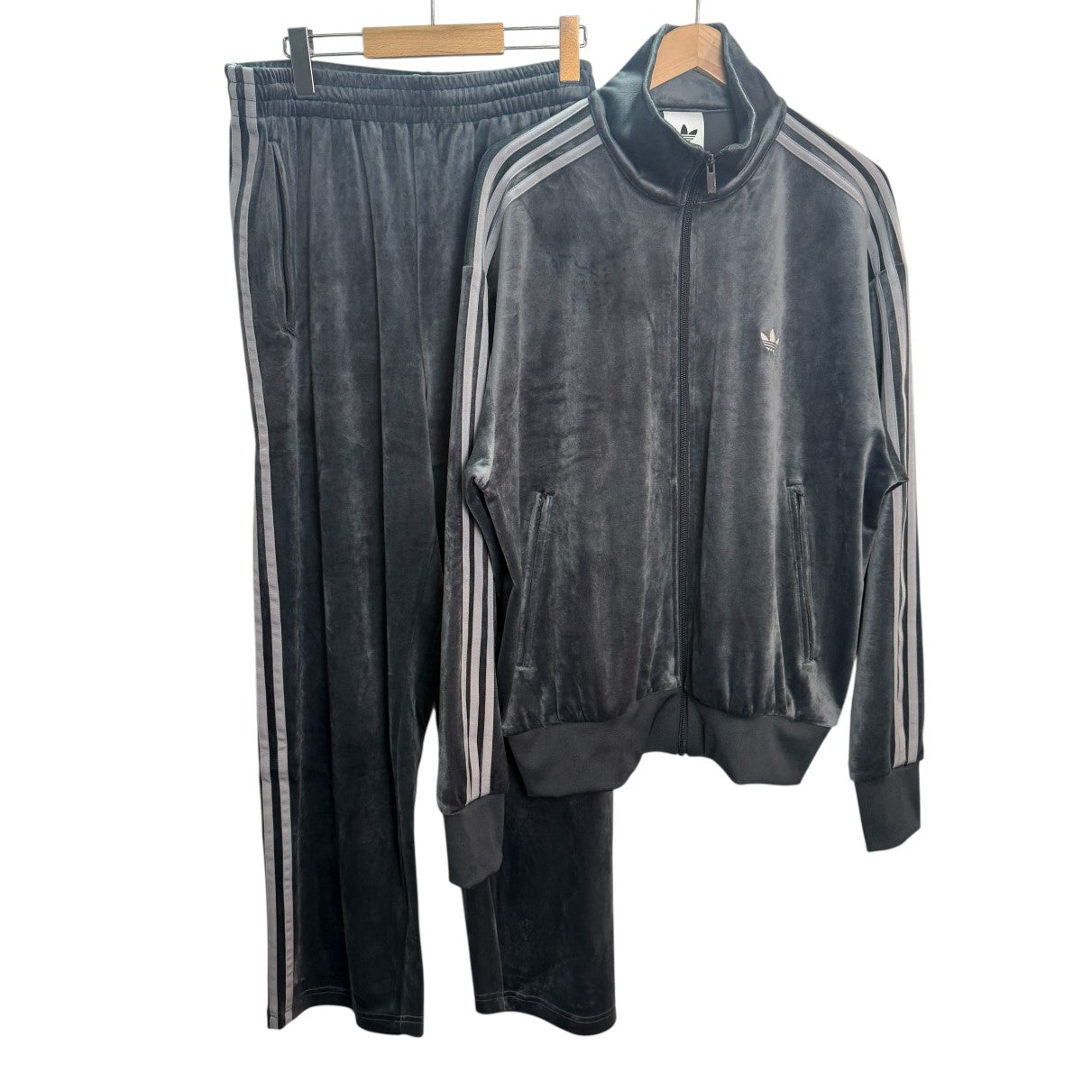 プリスティン ベロア セットアップ 重盛さと美×礒部希帆が秋冬トレンドのベロア素材セットアップ＆厚底