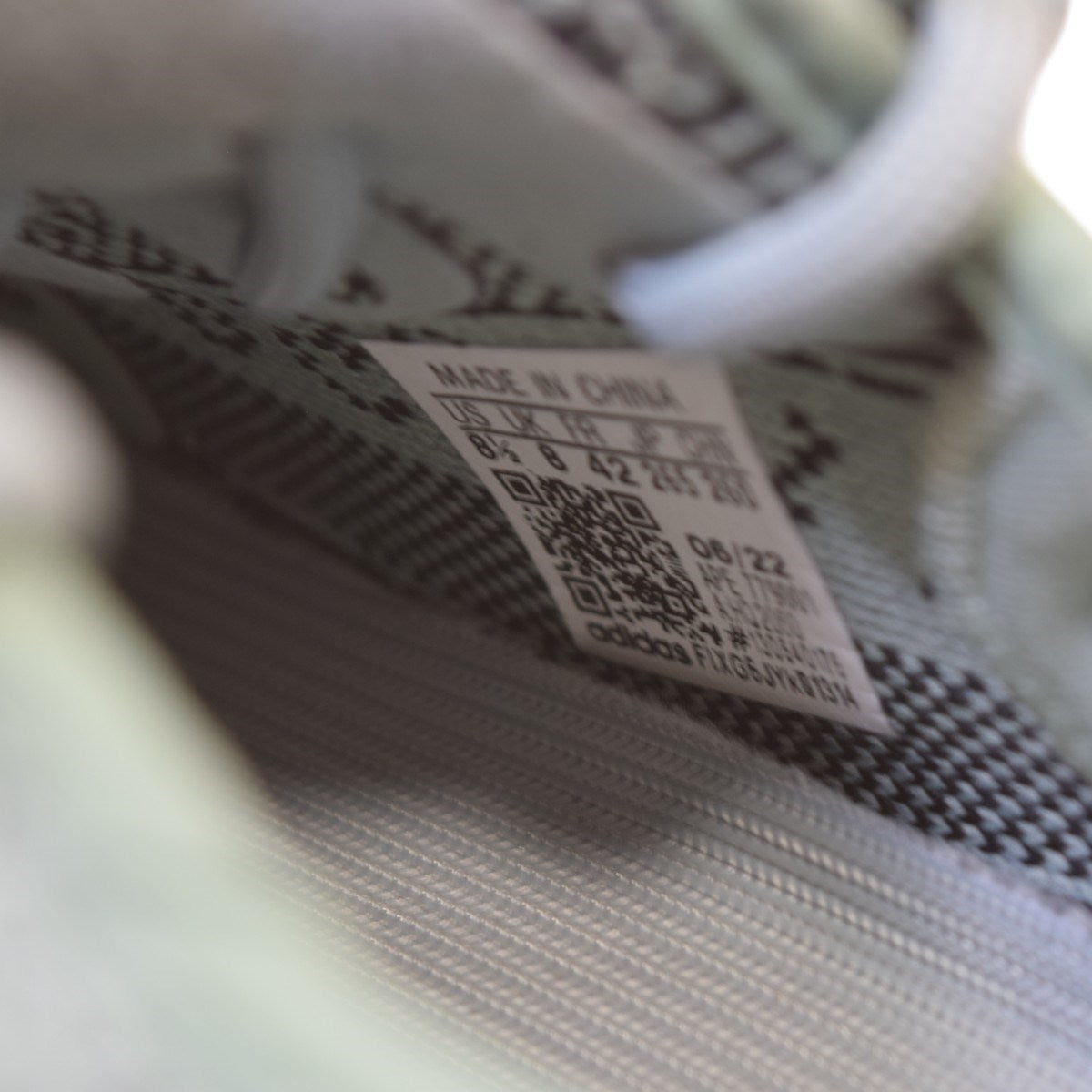 YEEZY BOOST350V2イージーブースト 350V2 SALT/CORE BLACKHQ2060