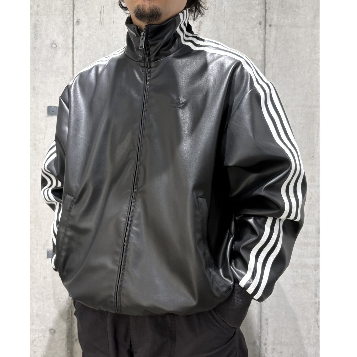 Pleather 3 Stripes Track Topブラック プレザー3Sトラックトップ PUレザー製トラックジャケットKQ5472