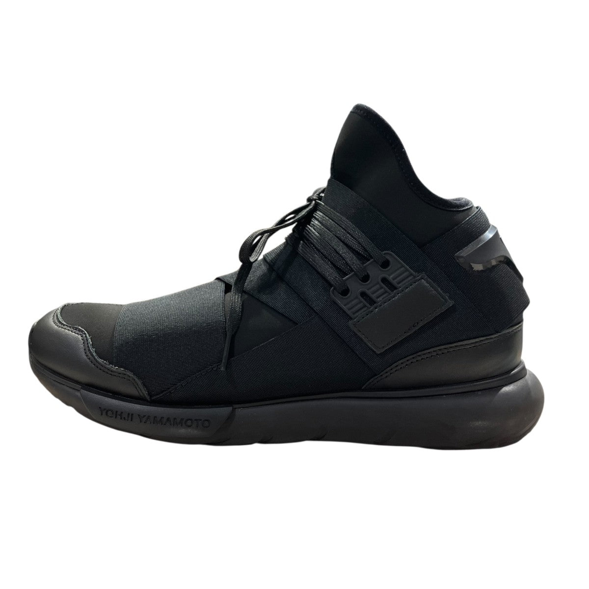 Qasa Triple Blackシューズ