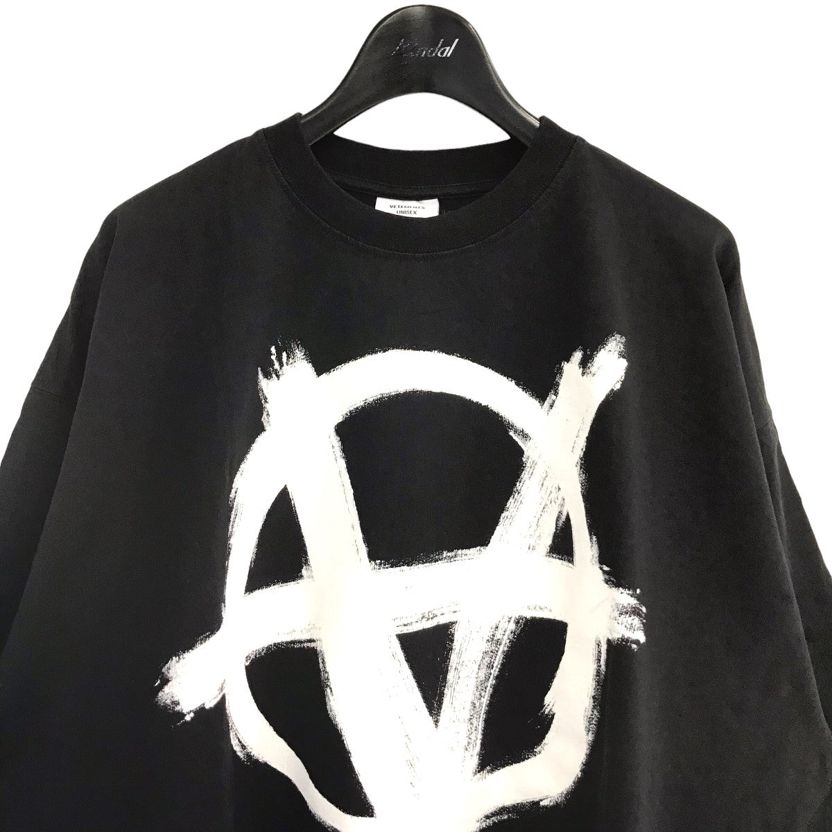 VETEMENTS(ヴェトモン) 「DOUBLE ANARCHY LOGO T-SHIRT」アナーキープリントTシャツUE52TR290B