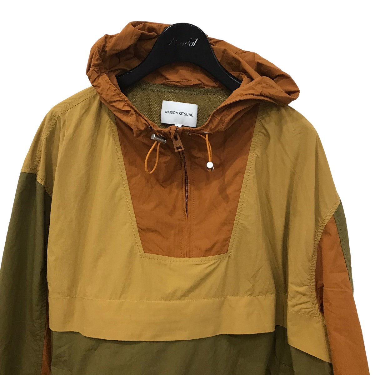 MAISON KITSUNE(メゾンキツネ) TECHNICAL WINDBREAKERハーフジップウインドブレイカーMM02102WQ0072  MM02102WQ0072 ブラウン×カーキ サイズ S｜【公式】カインドオルオンライン ブランド古着・中古通販【kindal】