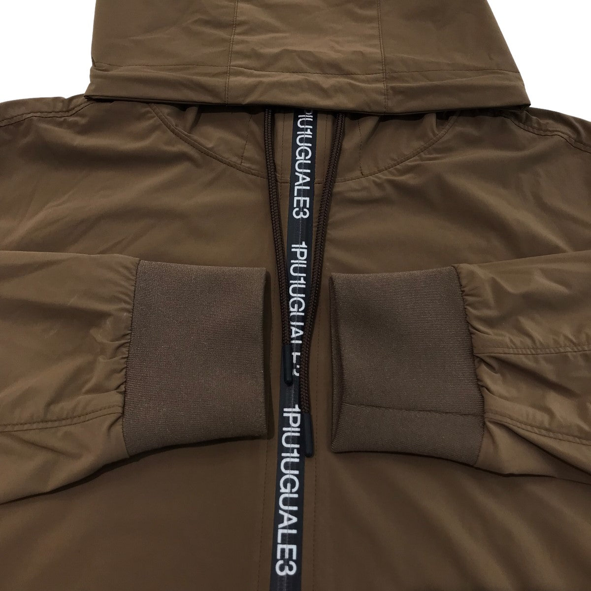 ウノピゥウノウグァーレトレのNECK ZIP PARKER ネックジップパーカー GRB101です。 1piu1uguale3 トップス 古着・中古アイテム