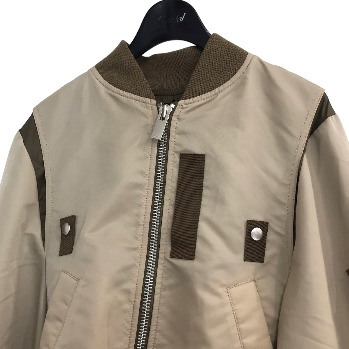 sacai(サカイ) 2022SSナイロンツイルミックスケープボンバージャケット22 05957 22 05957 ベージュ×カーキ サイズ  18｜【公式】カインドオルオンライン ブランド古着・中古通販【kindal】