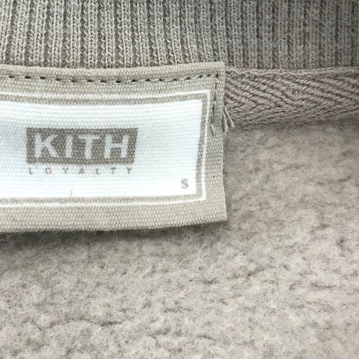 KITH(キス) 「Classic Logo Nelson Crewneck」ボックスロゴスウェットKHM032548 204 KHM032548  204 ベージュ サイズ S｜【公式】カインドオルオンライン ブランド古着・中古通販【kindal】