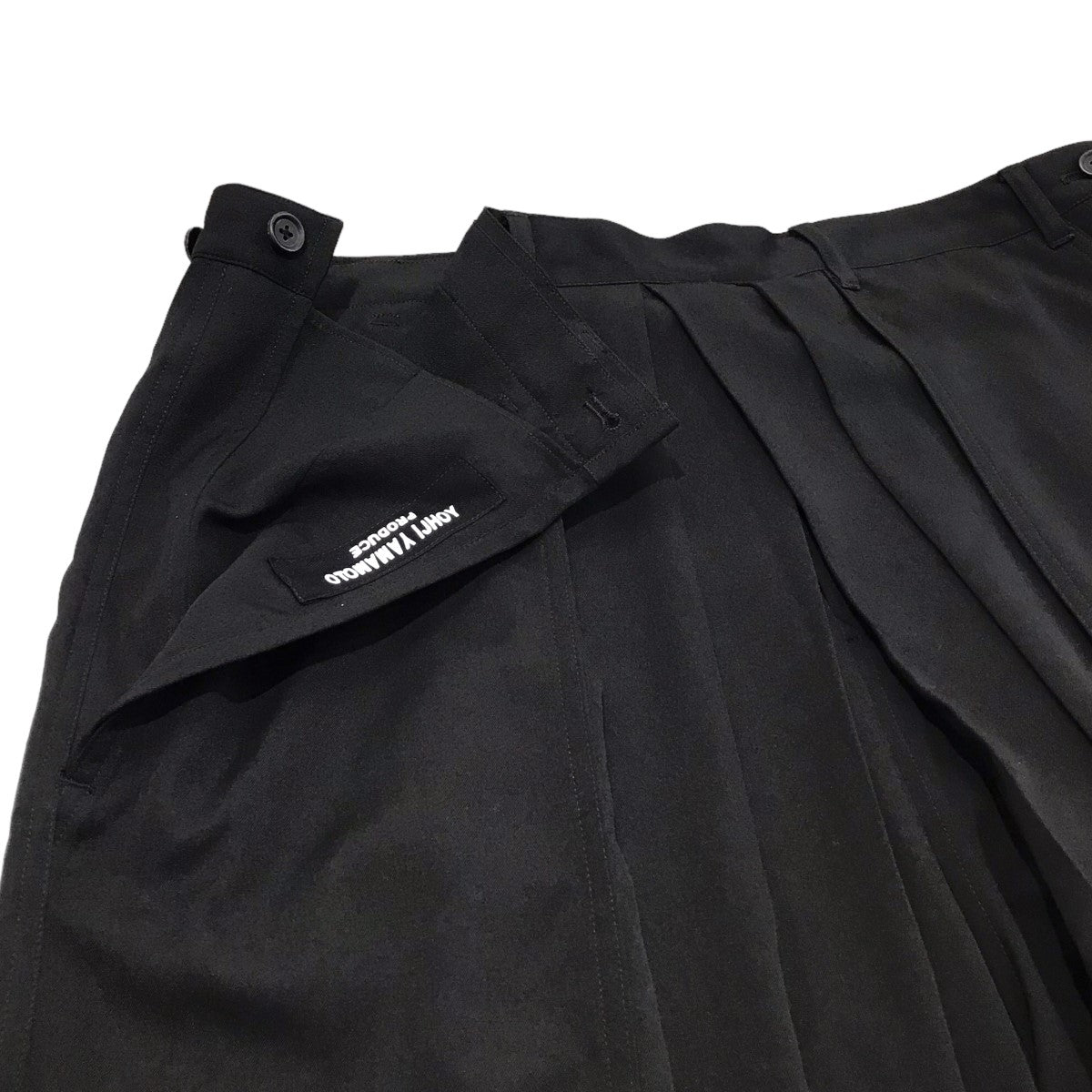 ヨウジヤマモトプールオムの24AW 「WOOL GABARDINE STANDARD HAKAMA PANTS」 ウールギャバジンハカマパンツ HO P10 100です。 Yohji Yamamoto pour homme ボトムス 古着・中古アイテム