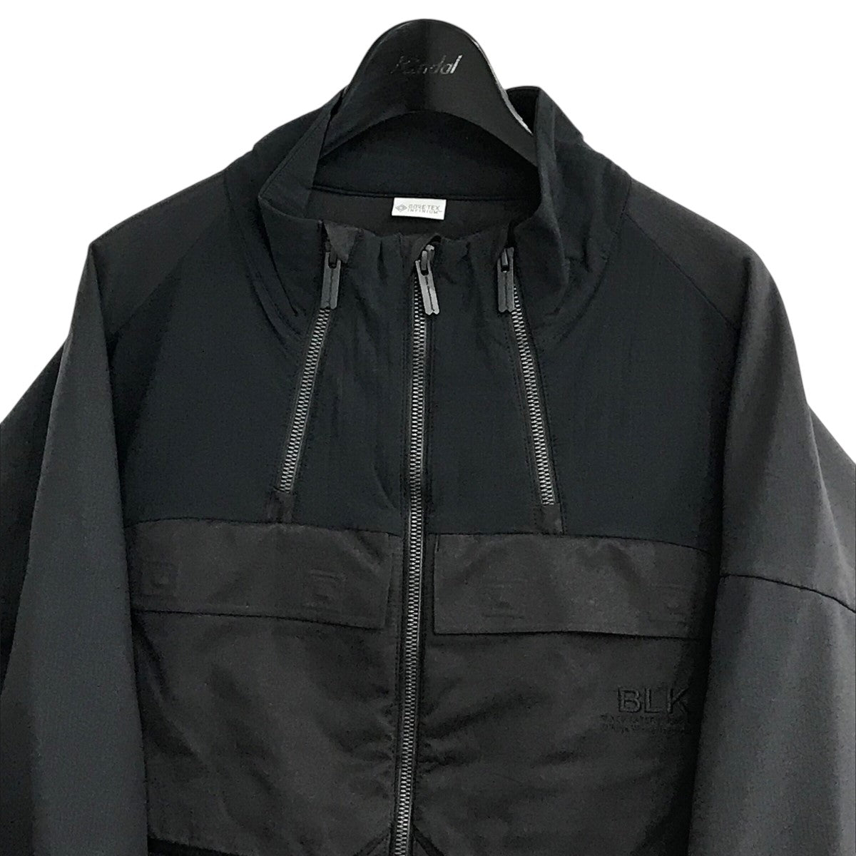 WHITE MOUNTAINEERING(ホワイトマウンテニアリング) 「GORE-TEX INFINIUM STAND COLLAR  JACKET」ゴアテックスジャケットBK2273203