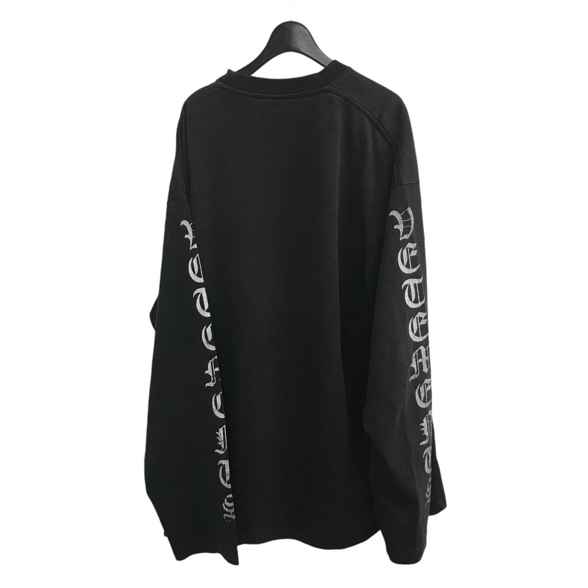 VETEMENTS(ヴェトモン) 20AW「Gothic Font Longsleeve Tee」袖プリントロングスリーブTシャツUAH21TR526  UAH21TR526 ブラック サイズ L｜【公式】カインドオルオンライン ブランド古着・中古通販【kindal】