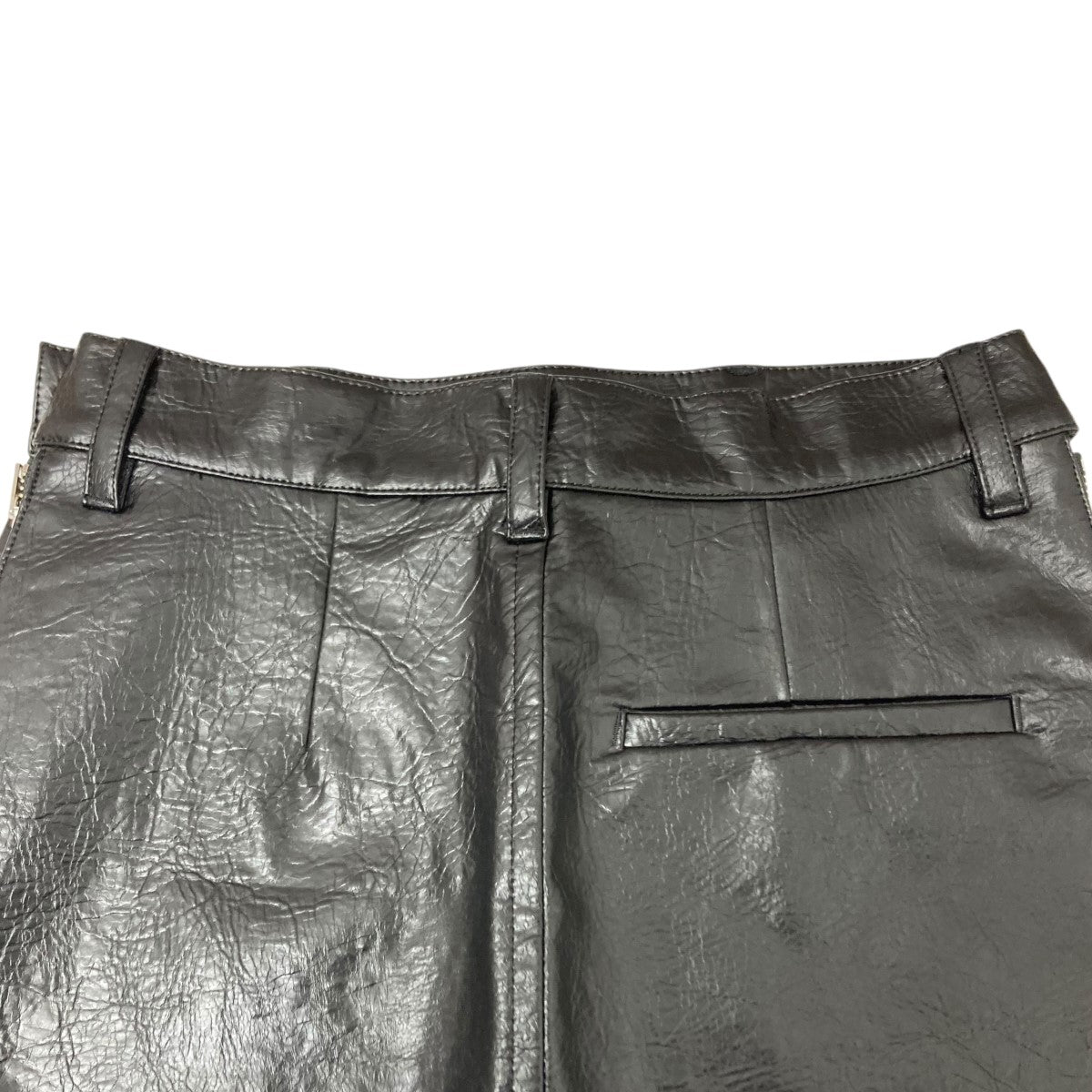 トーガトゥの24AW LEATHER MINI SKIRT シンセティックレザーミニスカートです。 TOGA TOO 古着・中古 ボトムス アイテム