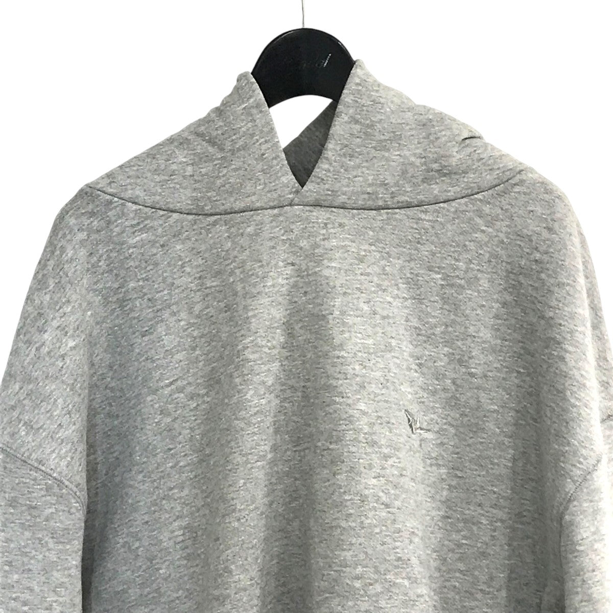 1piu1uguale3(ウノピゥウノウグァーレトレ) バックロゴパーカーMRB500