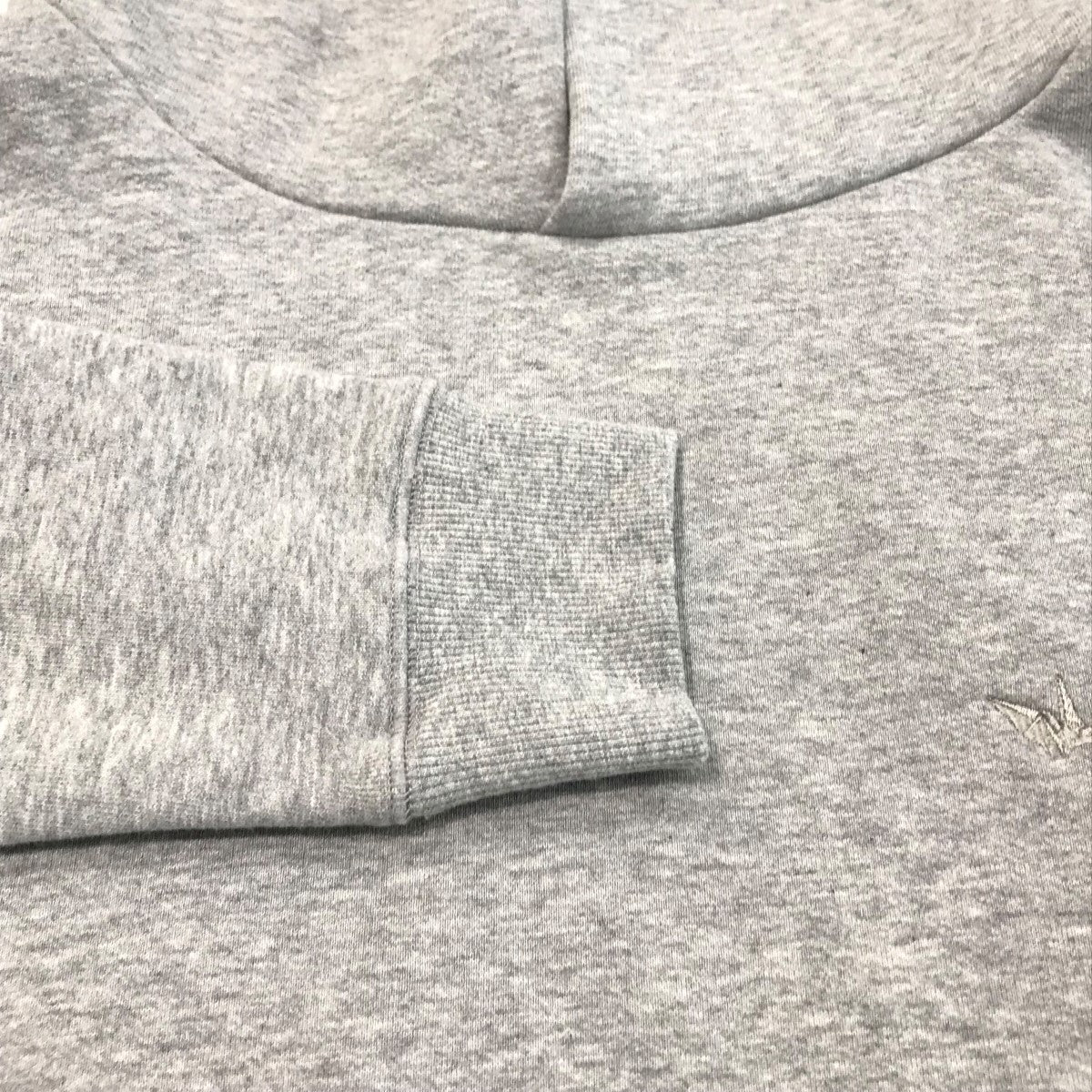 【メルカラリン様】ウノピゥウ 1PIU1UGUALE3 ロゴ総柄 白 グレー S メルカラリン様】ウノピゥウ 1PIU1UGUALE3 ロゴ総柄 白 グレー S