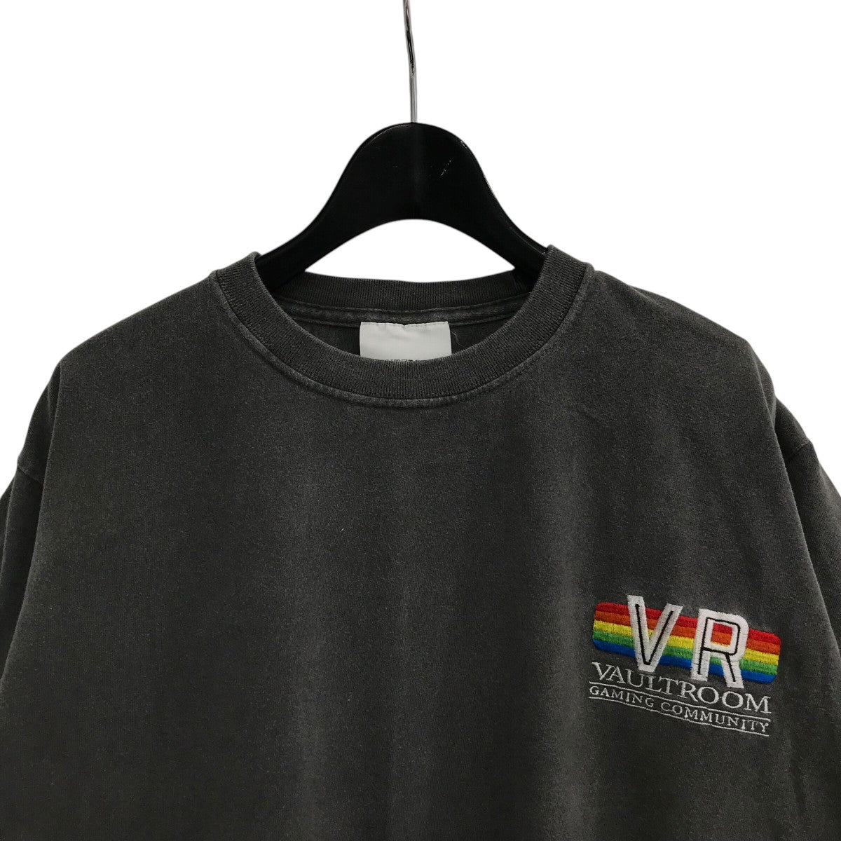 vaultroom(ボルトルーム) 「RETRO LOGO TEE」刺繍Tシャツ