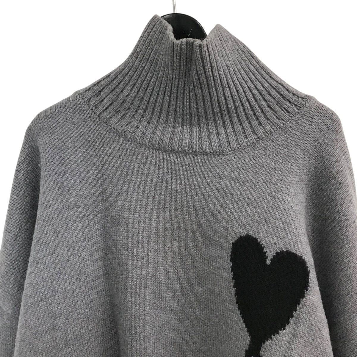 AMI PARIS タートルネック ハートロゴ オーバーサイズ ニットセーター AMI》 BFUKS406 018 084 ハートロゴ タートルネック ニット (AMI PARIS