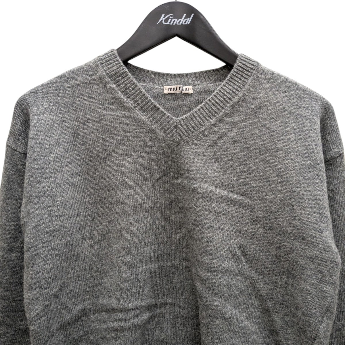 MIU MIU(ミュウミュウ) クロップド丈Vネックニット DNA972 グレー