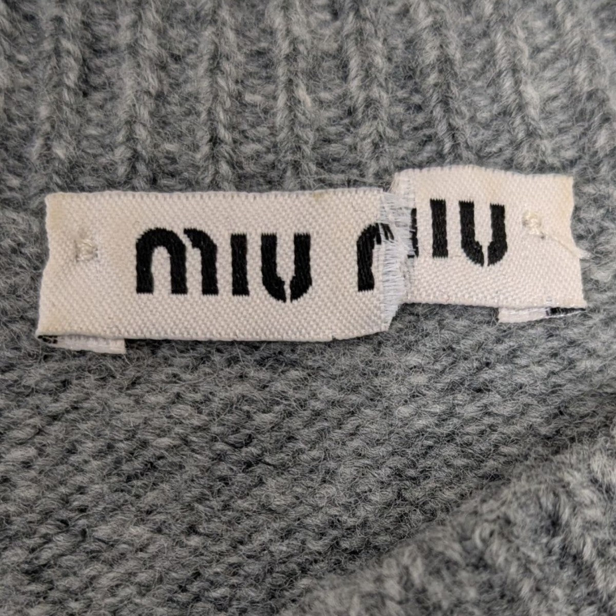 MIU MIU(ミュウミュウ) クロップド丈Vネックニット DNA972 グレー