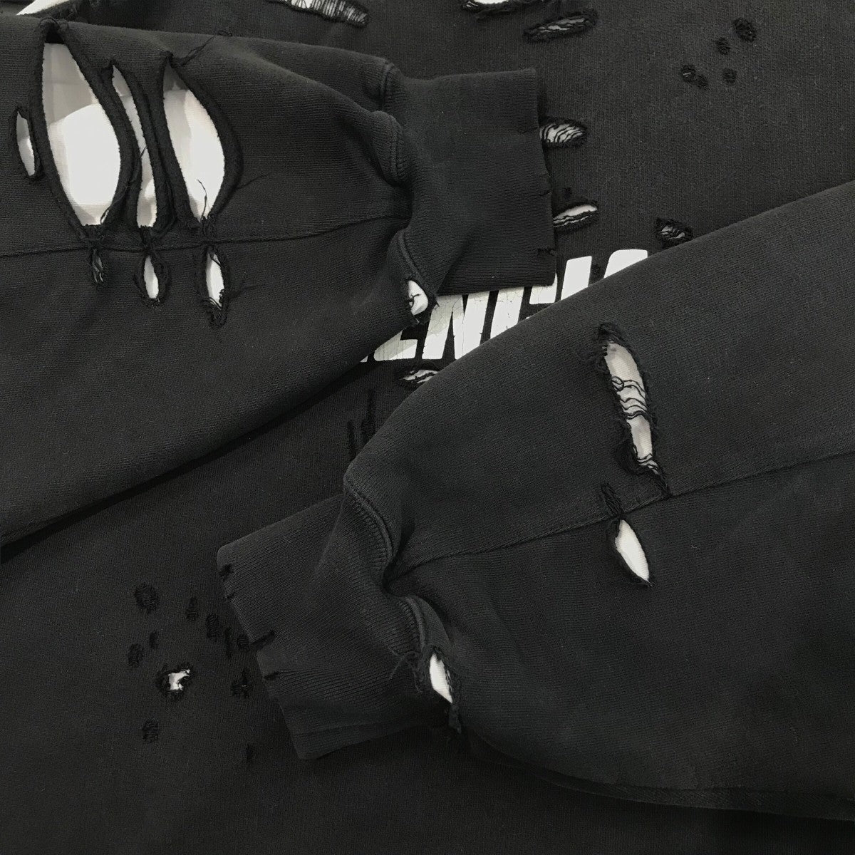 BALENCIAGA(バレンシアガ) 「Caps Destroyed Hoodie」ダメージ