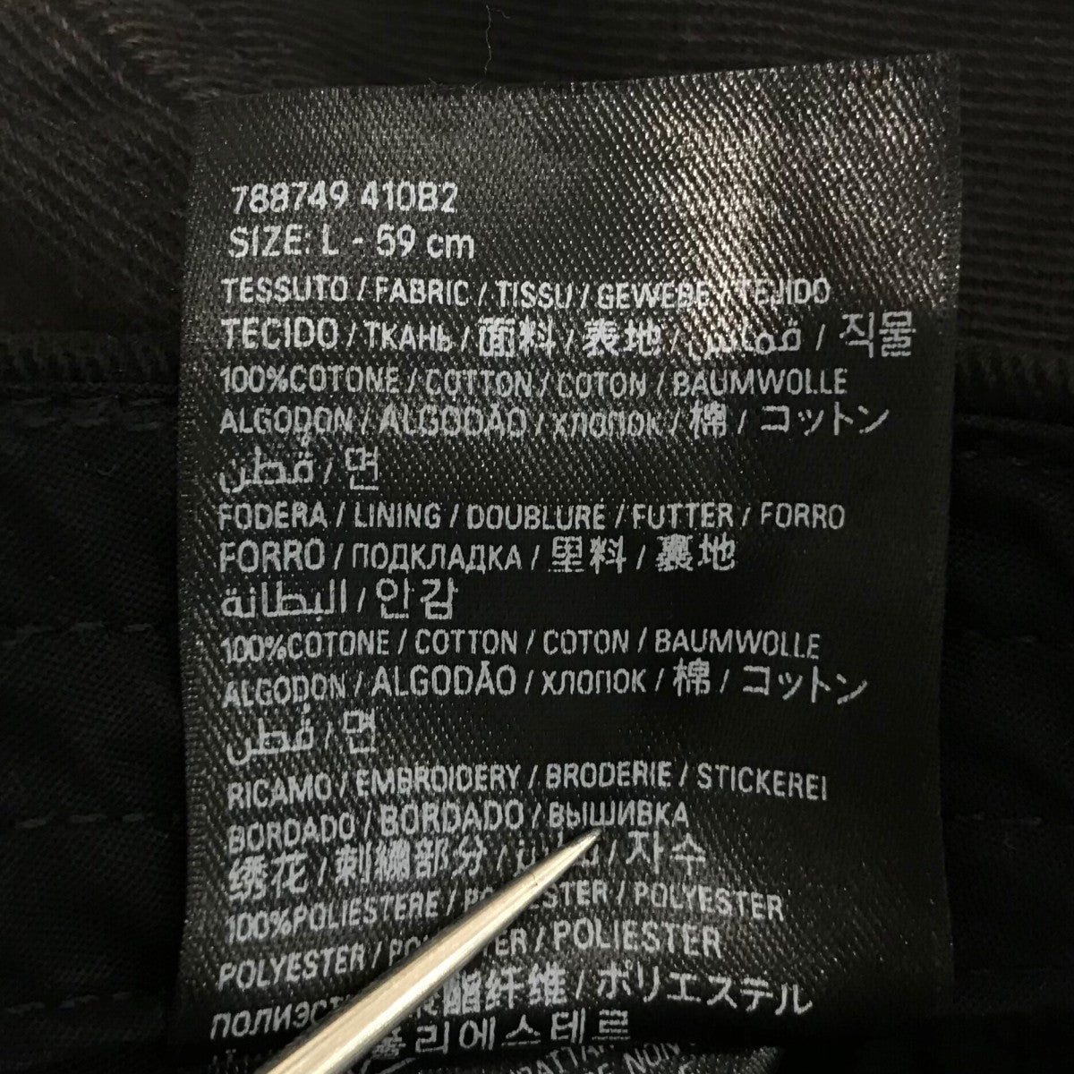 【BALENCIAGA】コットン ブラック レター スクリプト キャップ Blackletter Script Cap in Black Faded | Balenciaga US