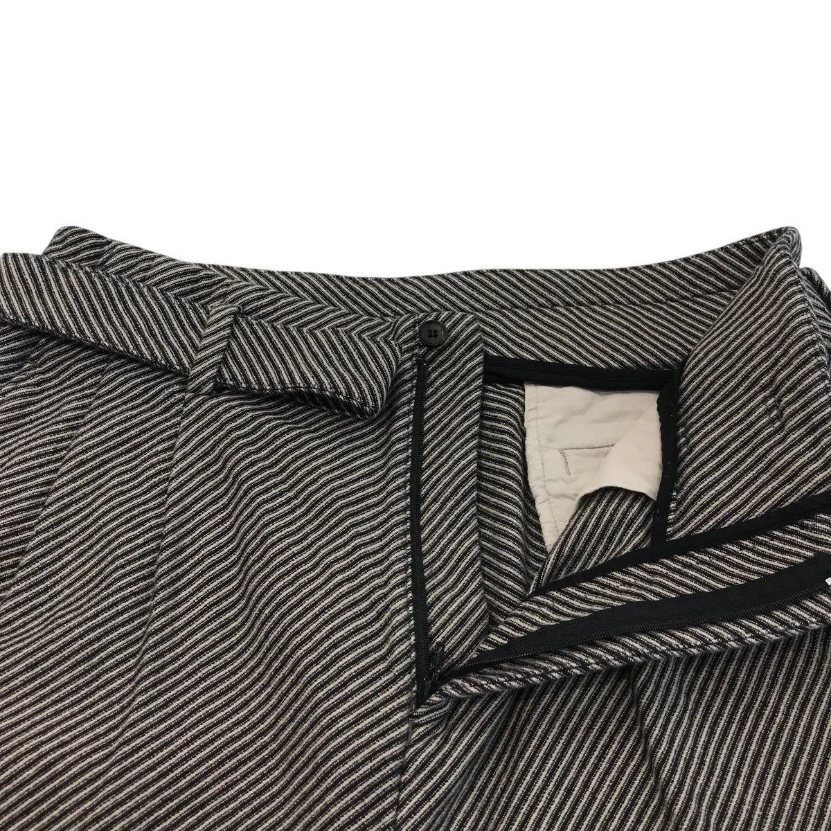 「DIAGONAL STRIPE HI-WAIST BELTED TROUSERS」ベルテッドトラウザーYK24SS0619P