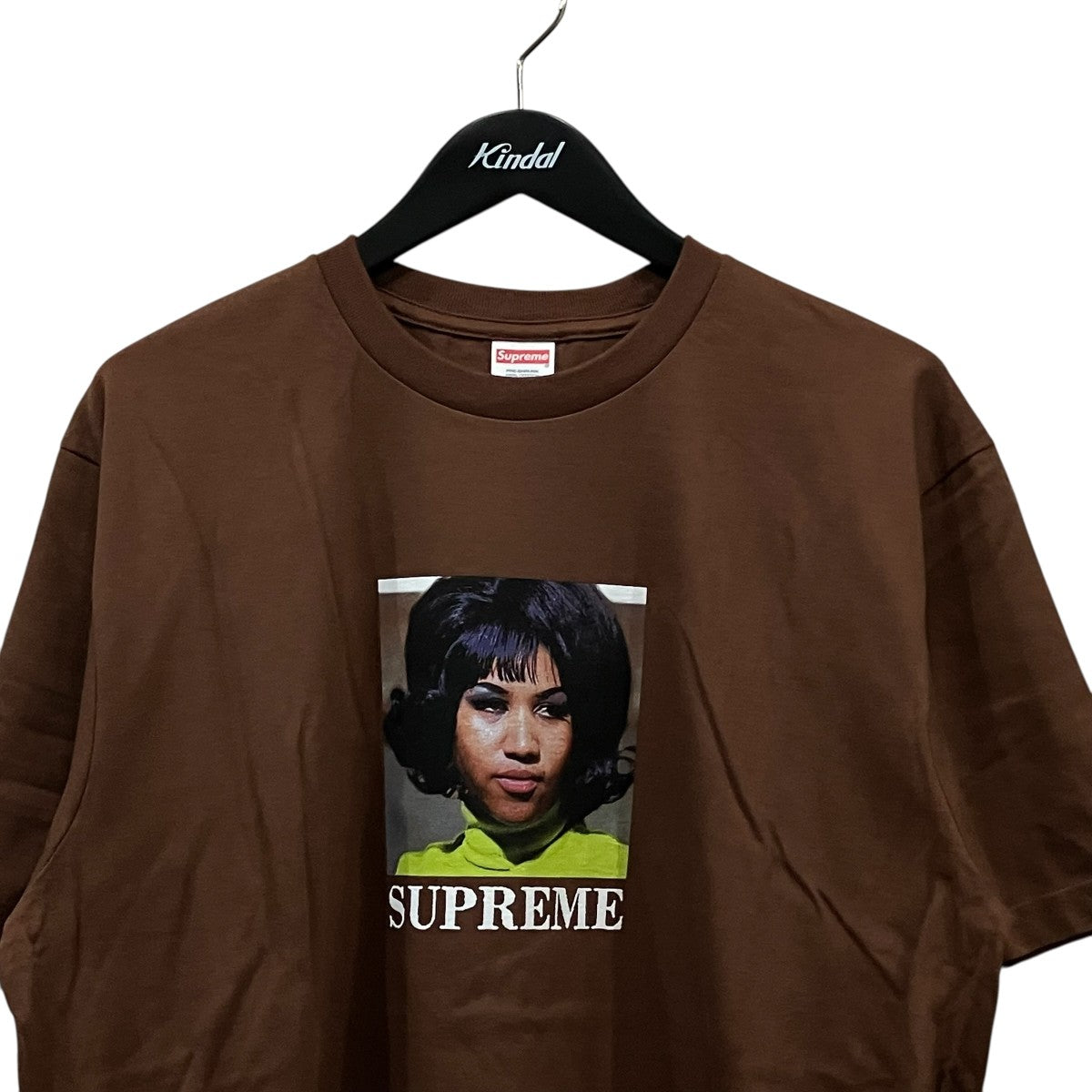 Supreme(シュプリーム) 26SS「Aretha Tee」プリントTシャツ ブラウン