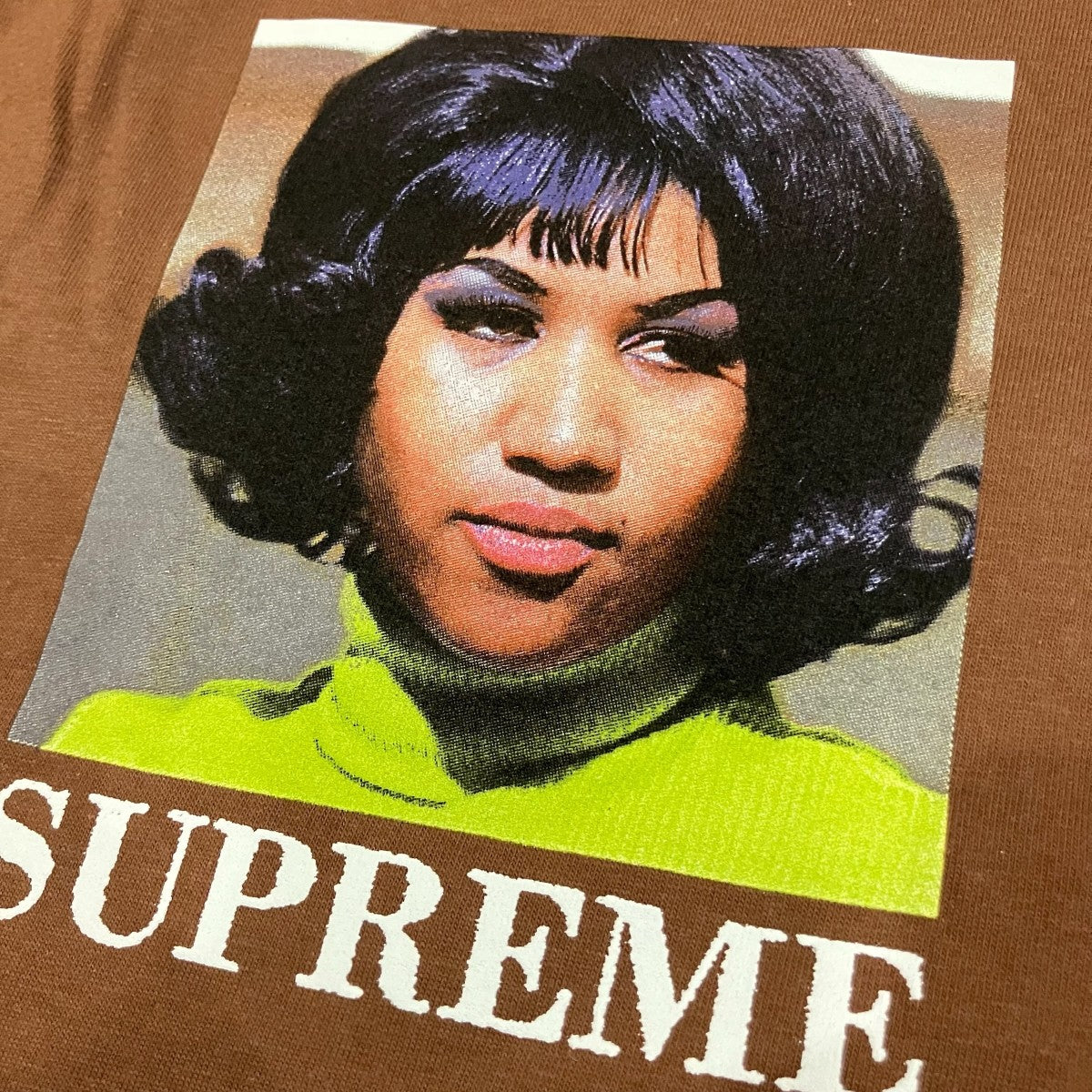 Supreme(シュプリーム) 26SS「Aretha Tee」プリントTシャツ ブラウン