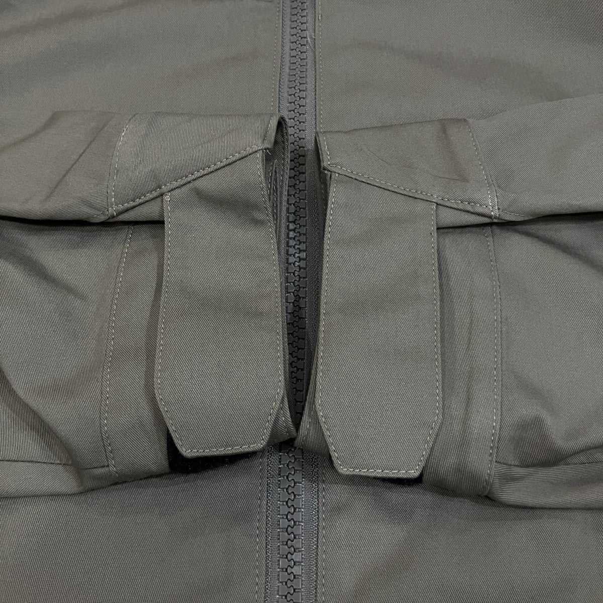 「STAND COLLAR BLOUSON」再構築したスタンドカラーブルゾン9242-BL03-005