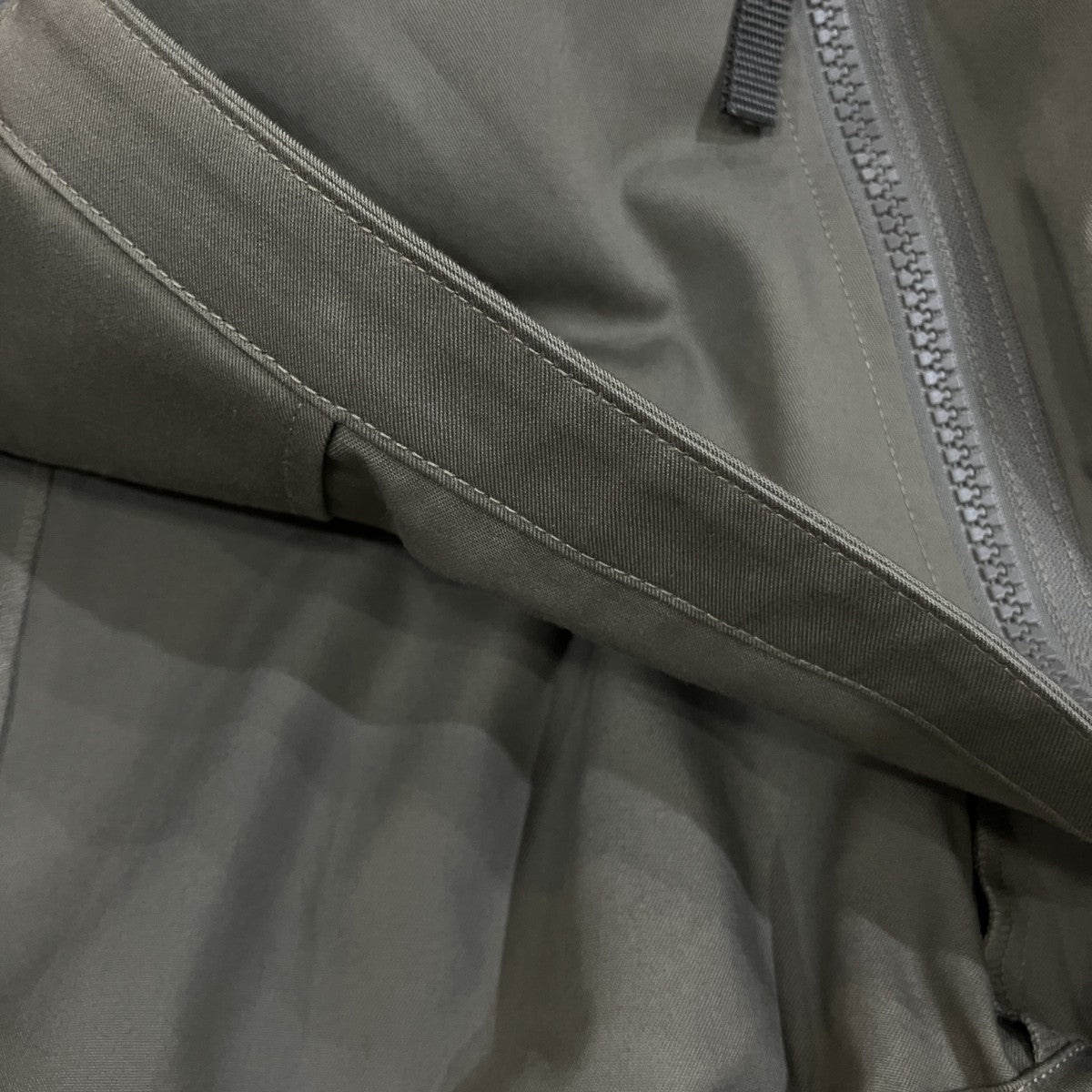「STAND COLLAR BLOUSON」再構築したスタンドカラーブルゾン9242-BL03-005