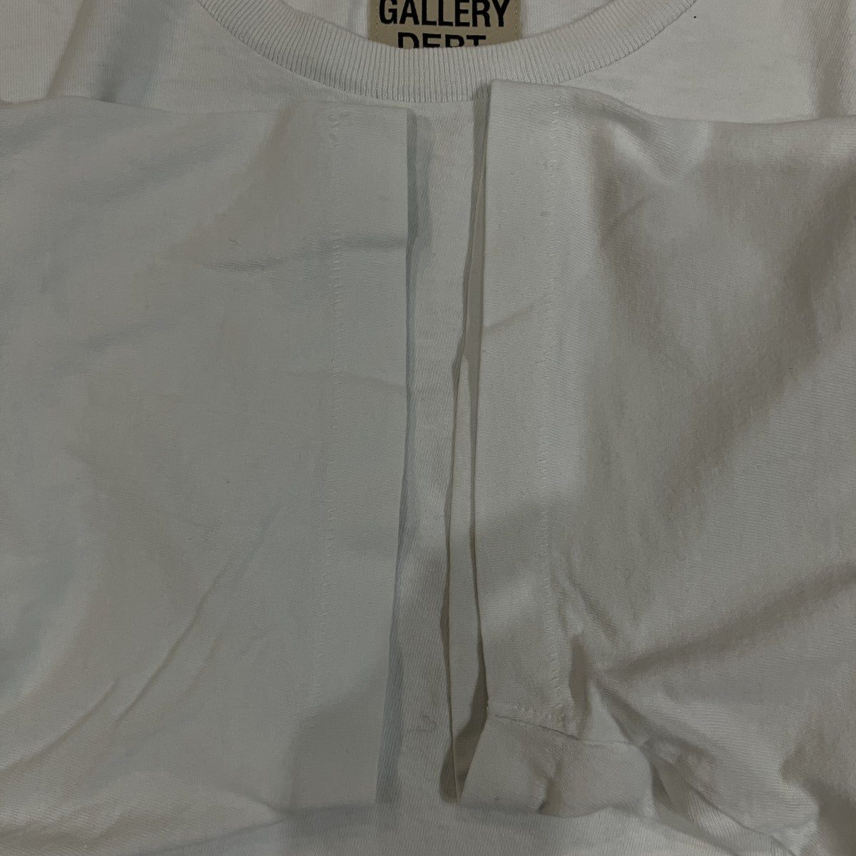フロントワンポイントバックロゴTシャツ
