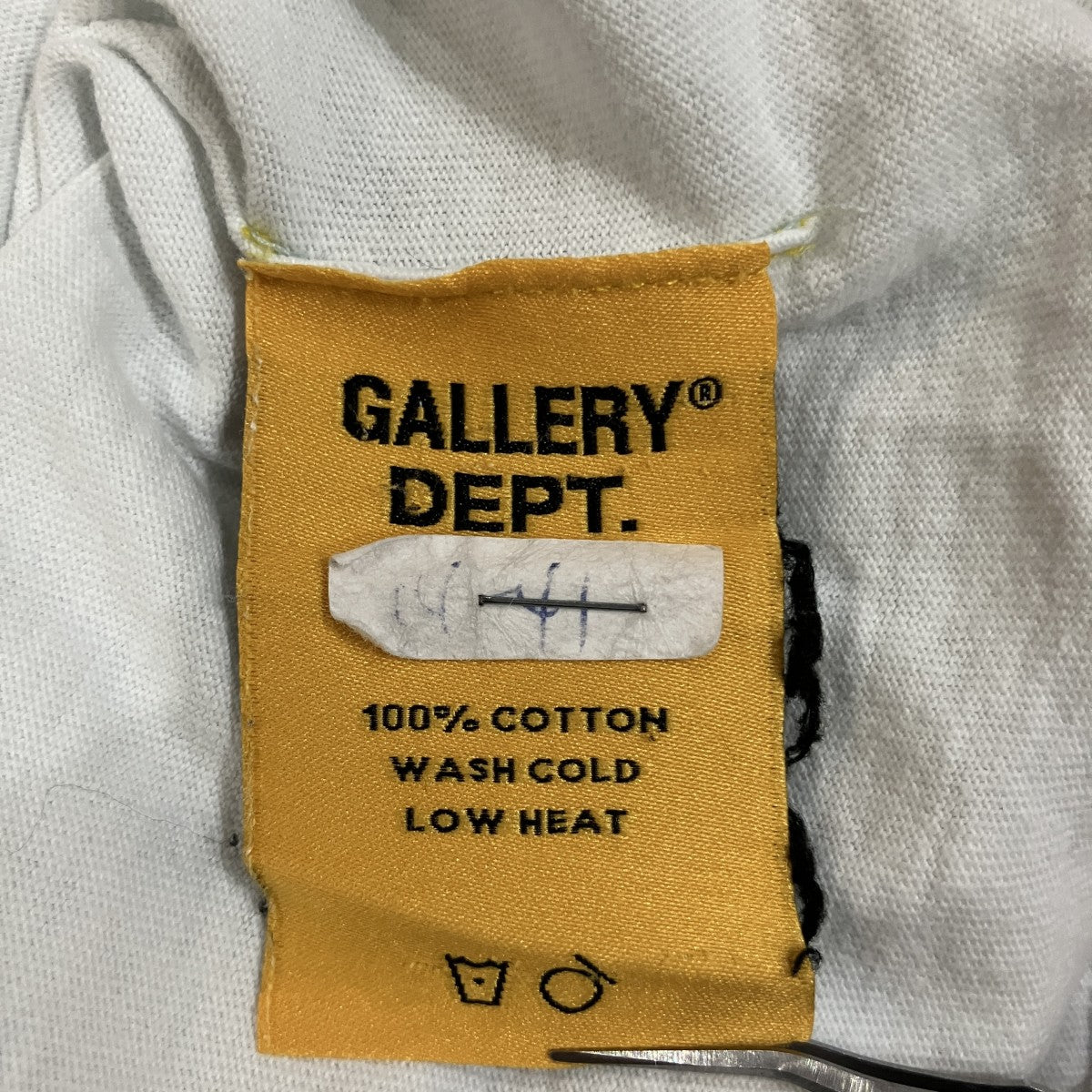 フロントワンポイントバックロゴTシャツ